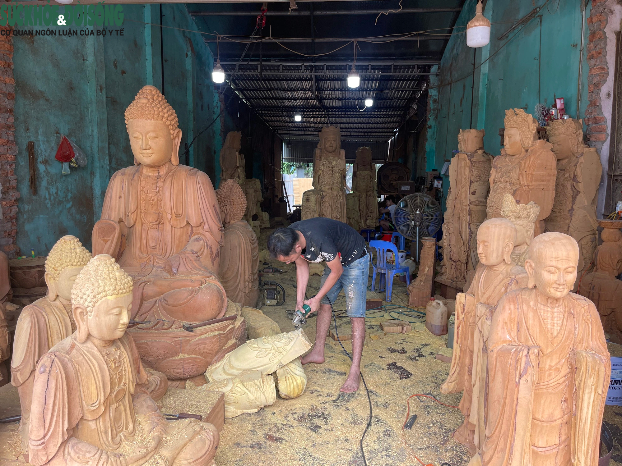 Xem nghệ nhân làng Sơn Đồng 'thổi hồn' vào gỗ- Ảnh 1.