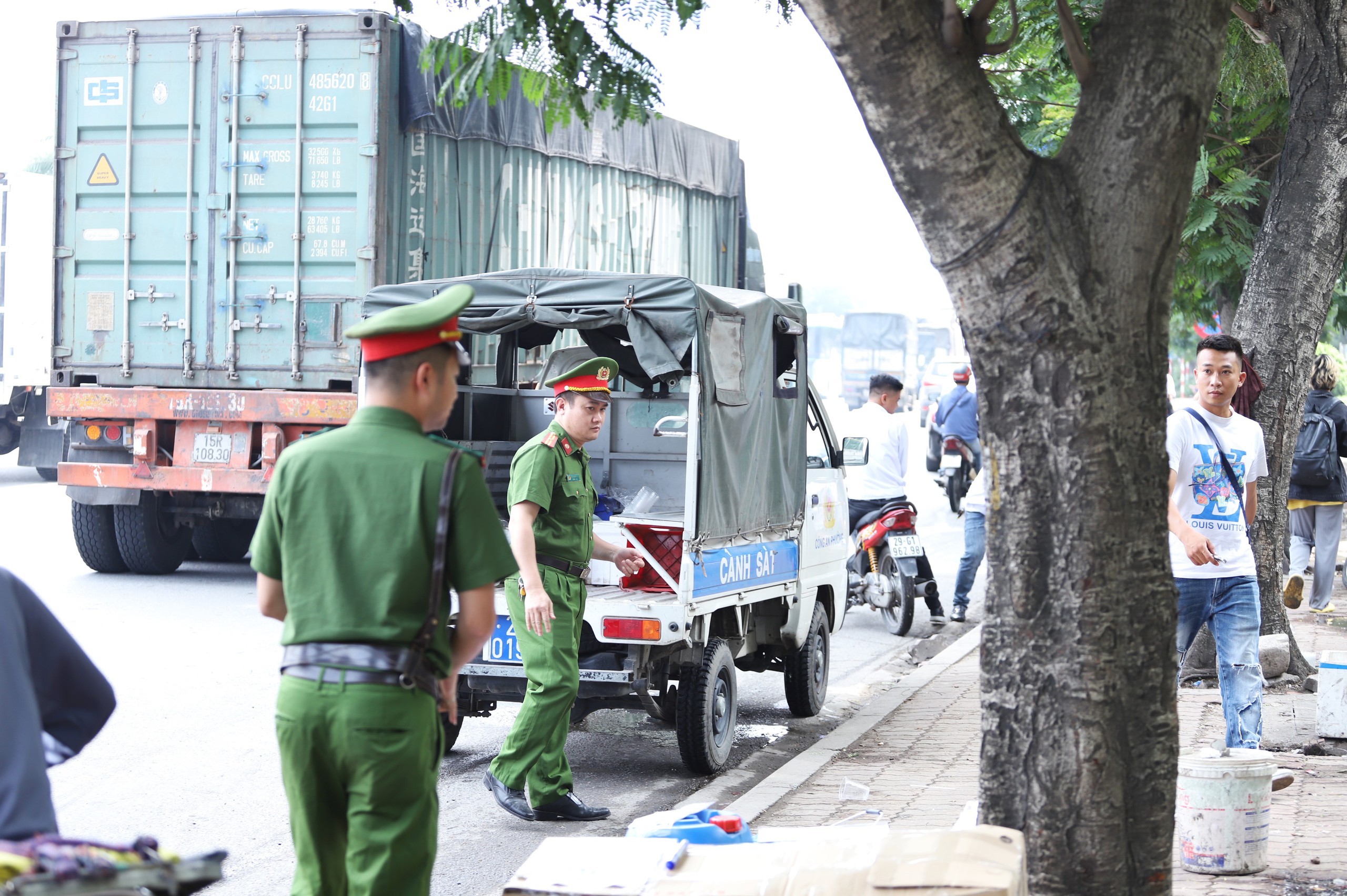 'Bến cóc' công khai trên Đại lộ Thăng Long, nhà xe chuẩn bị cả chỗ ngồi cho khách- Ảnh 9.