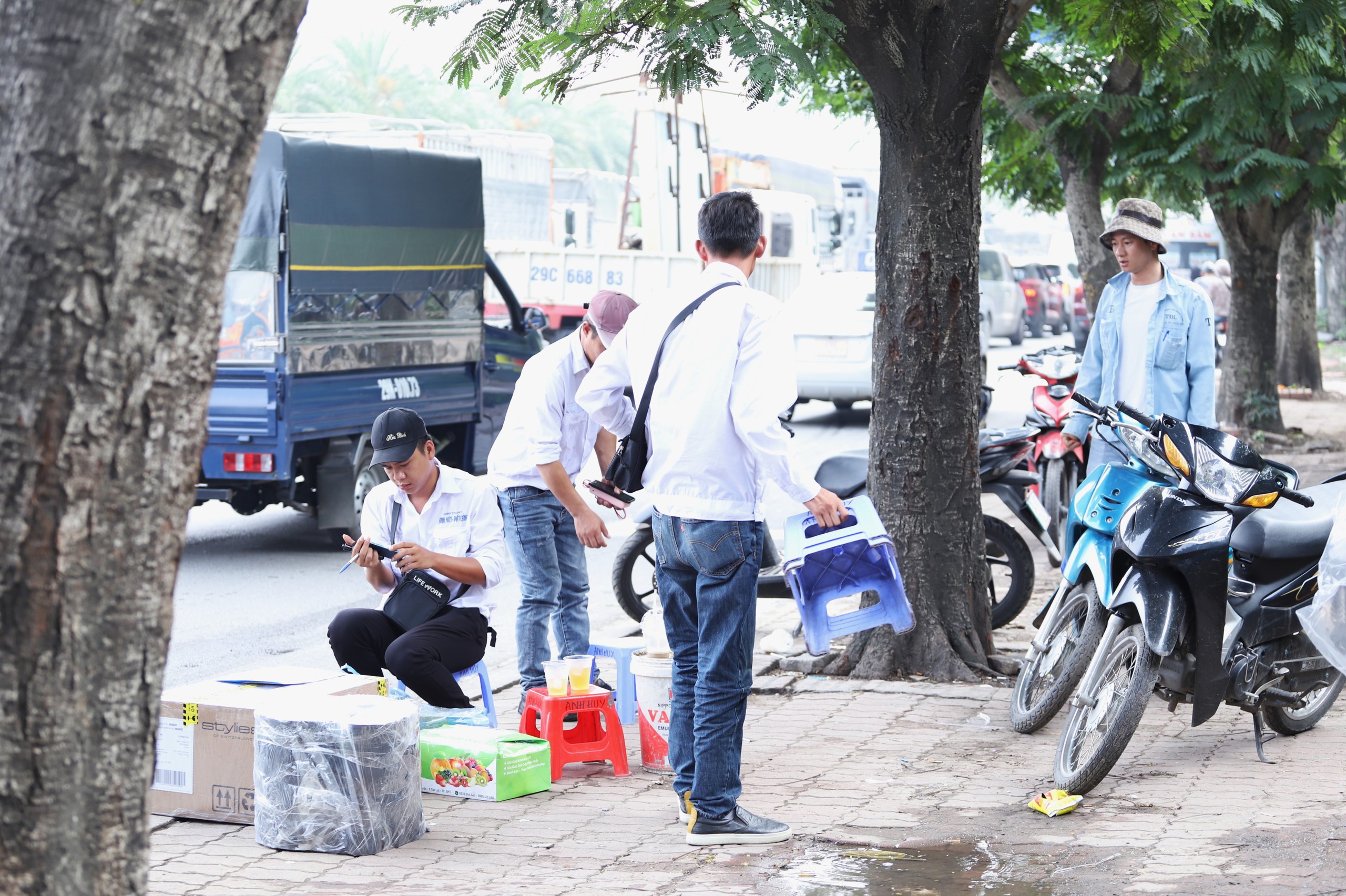 'Bến cóc' công khai trên Đại lộ Thăng Long, nhà xe chuẩn bị cả chỗ ngồi cho khách- Ảnh 13.