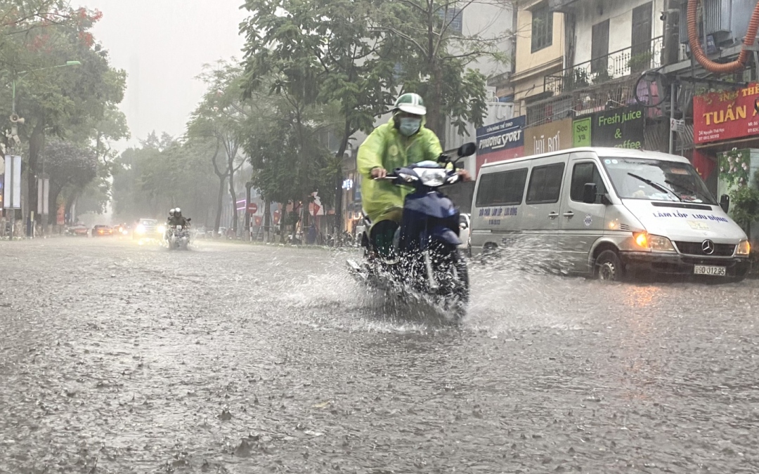 Hà Nội khuyến cáo người dân ứng phó với các tình huống mưa dông, lốc sét