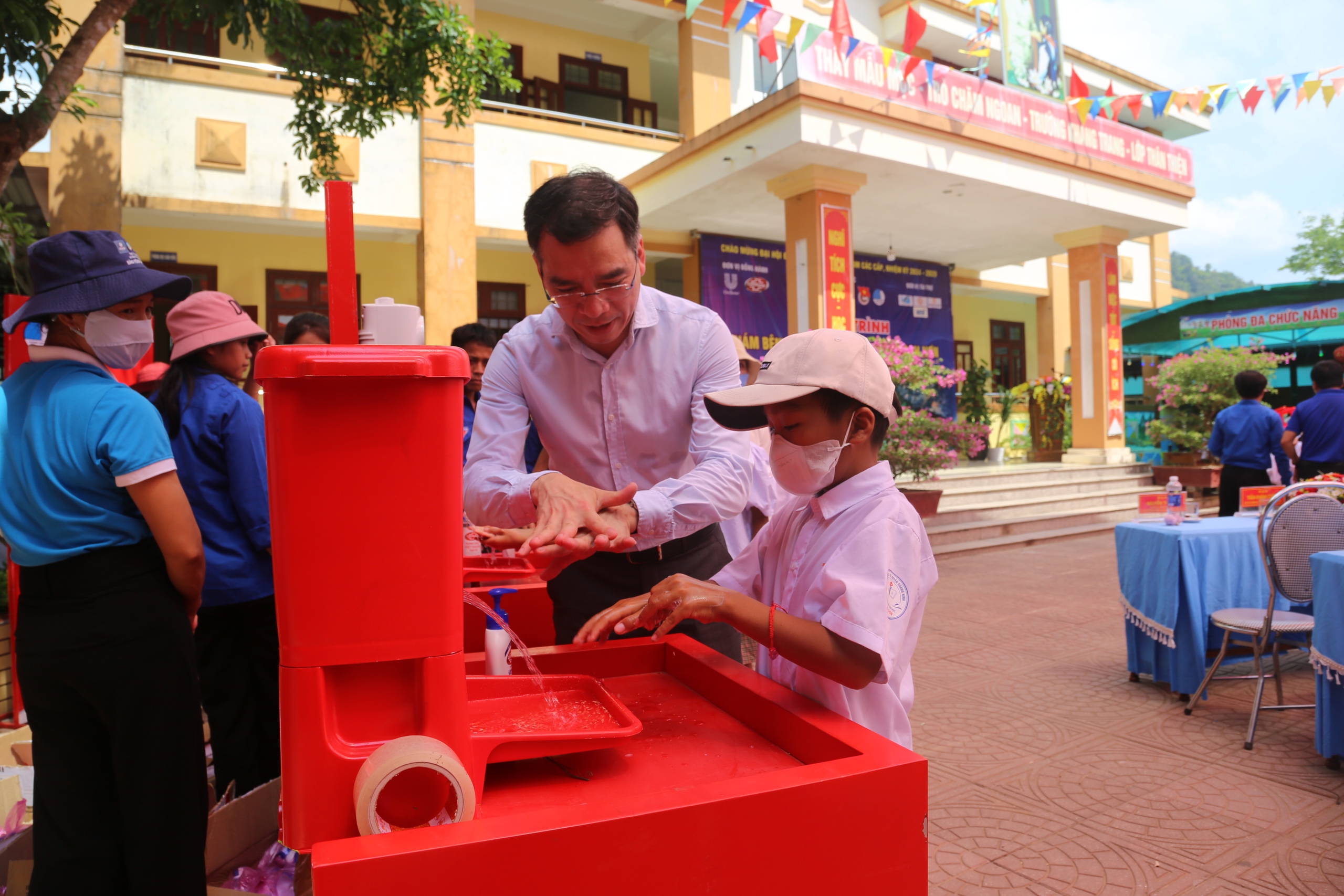 Tuổi trẻ ngành y tế khám bệnh, cấp phát thuốc miễn phí cho người dân quê hương Đại tướng Võ Nguyên Giáp- Ảnh 9.