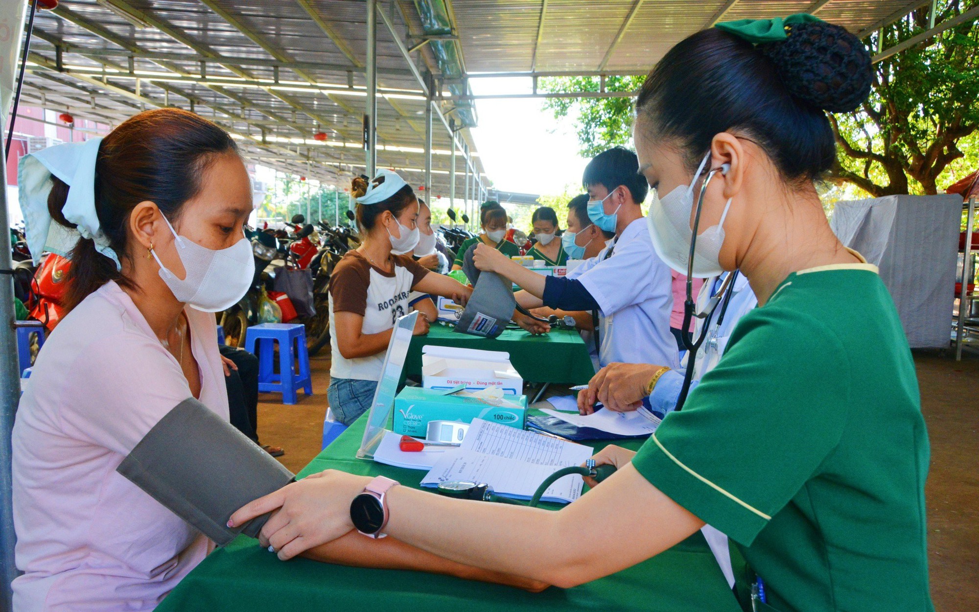 Người lao động khó khăn được khám bệnh, tặng quà miễn phí