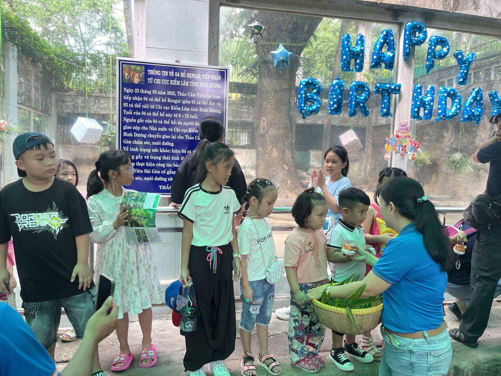 Du khách thích thú dự sinh nhật hai chú hổ tại Thảo cầm viên Sài Gòn- Ảnh 4.
