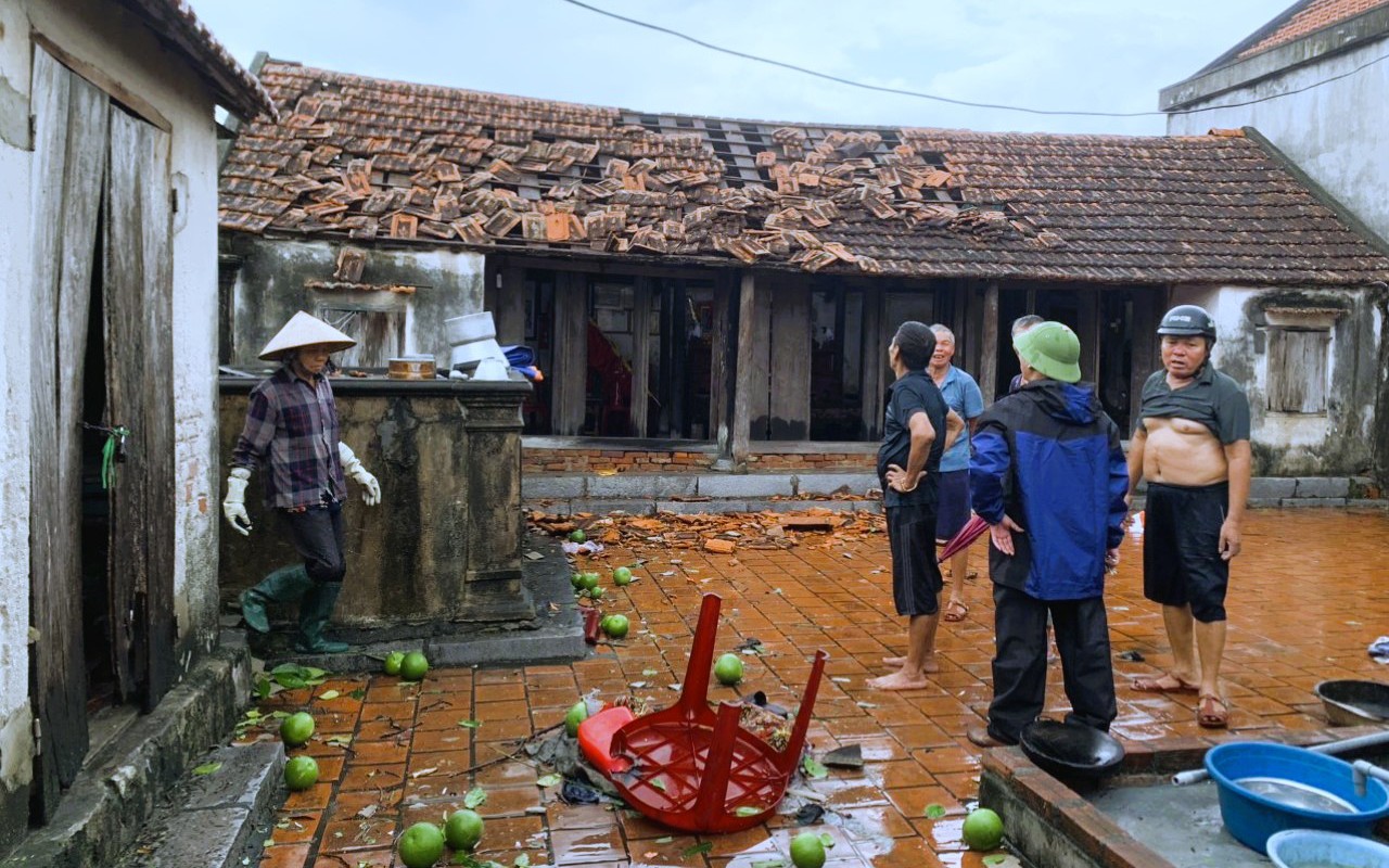 Hàng loạt ngôi nhà ở Quảng Ninh bị tốc mái sau khi dông lốc, vòi rồng xuất hiện