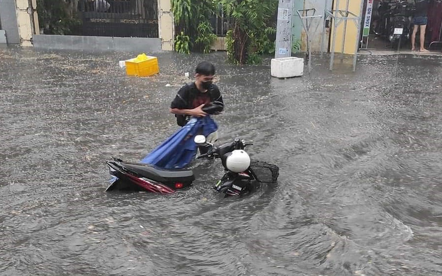 Cận cảnh nhiều tuyến đường ở TPHCM mênh mông trong biển nước