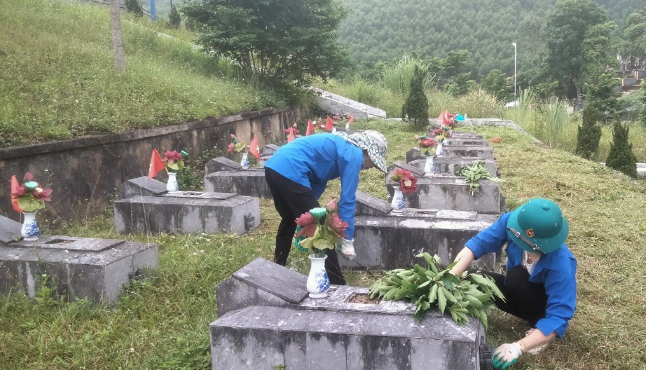 Hàng trăm đoàn viên dọn dẹp nghĩa trang, chuẩn bị đón hài cốt liệt sĩ từ Lào về đất mẹ- Ảnh 2.