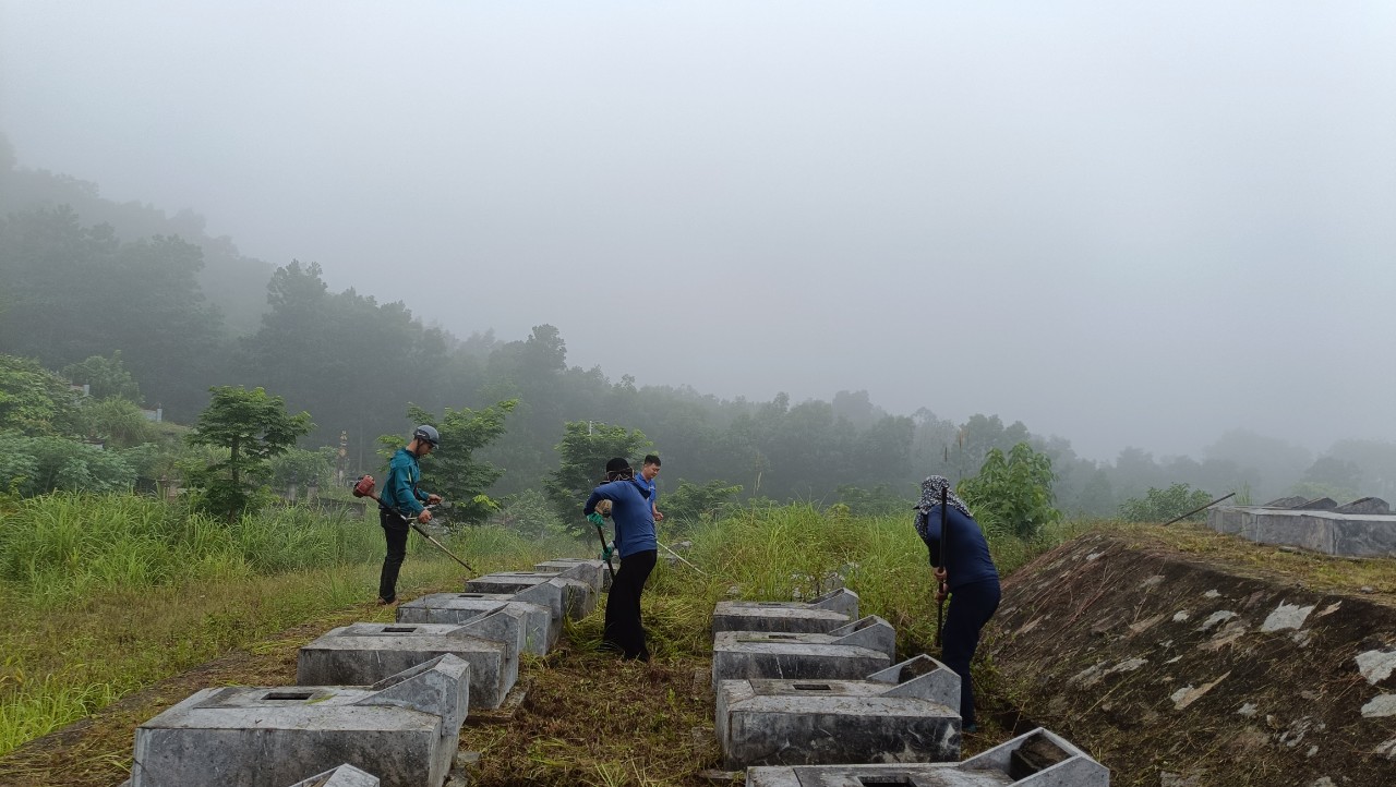 Hàng trăm đoàn viên dọn dẹp nghĩa trang, chuẩn bị đón hài cốt liệt sĩ từ Lào về đất mẹ- Ảnh 3.