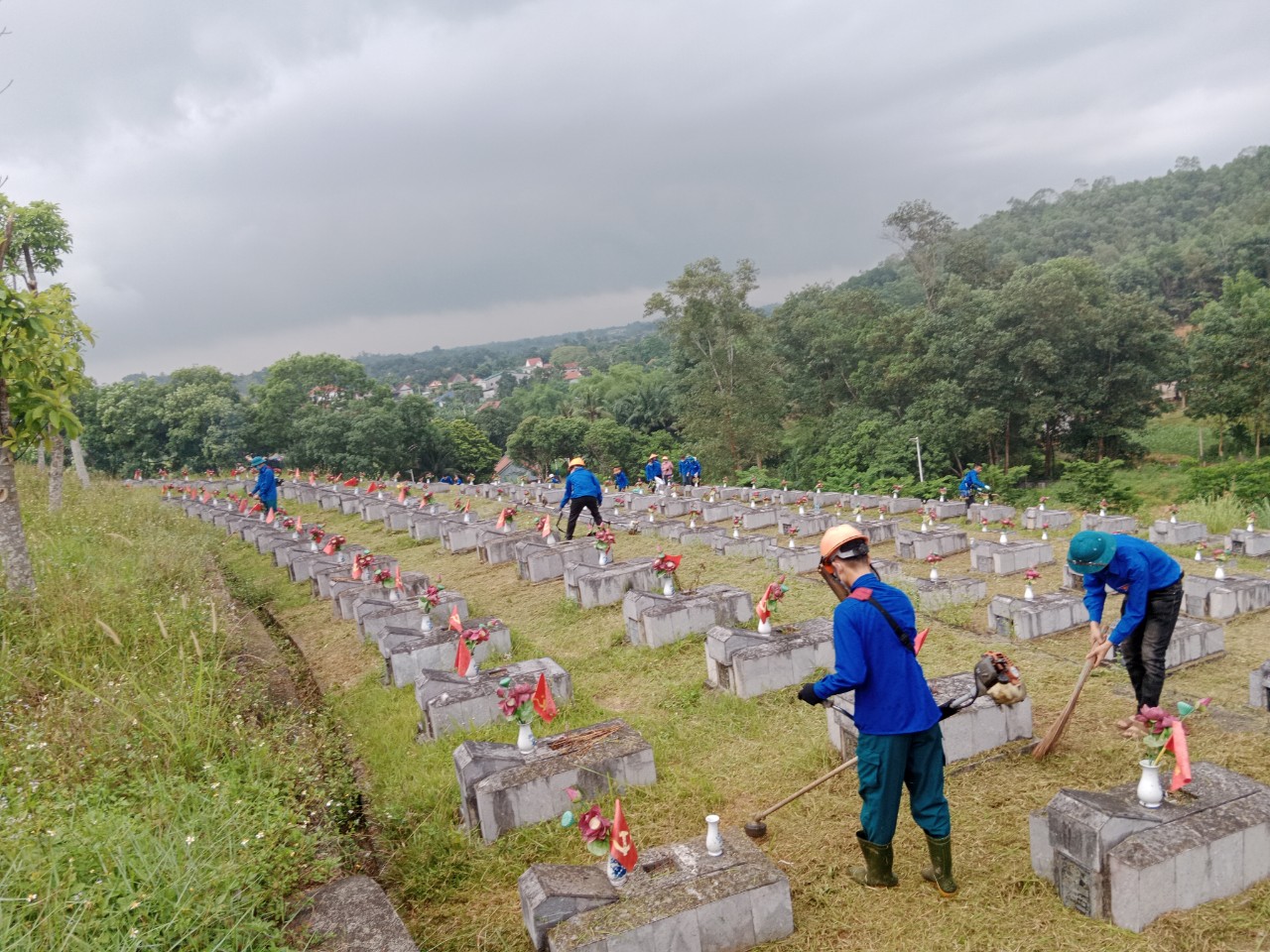 Hàng trăm đoàn viên dọn dẹp nghĩa trang, chuẩn bị đón hài cốt liệt sĩ từ Lào về đất mẹ- Ảnh 4.