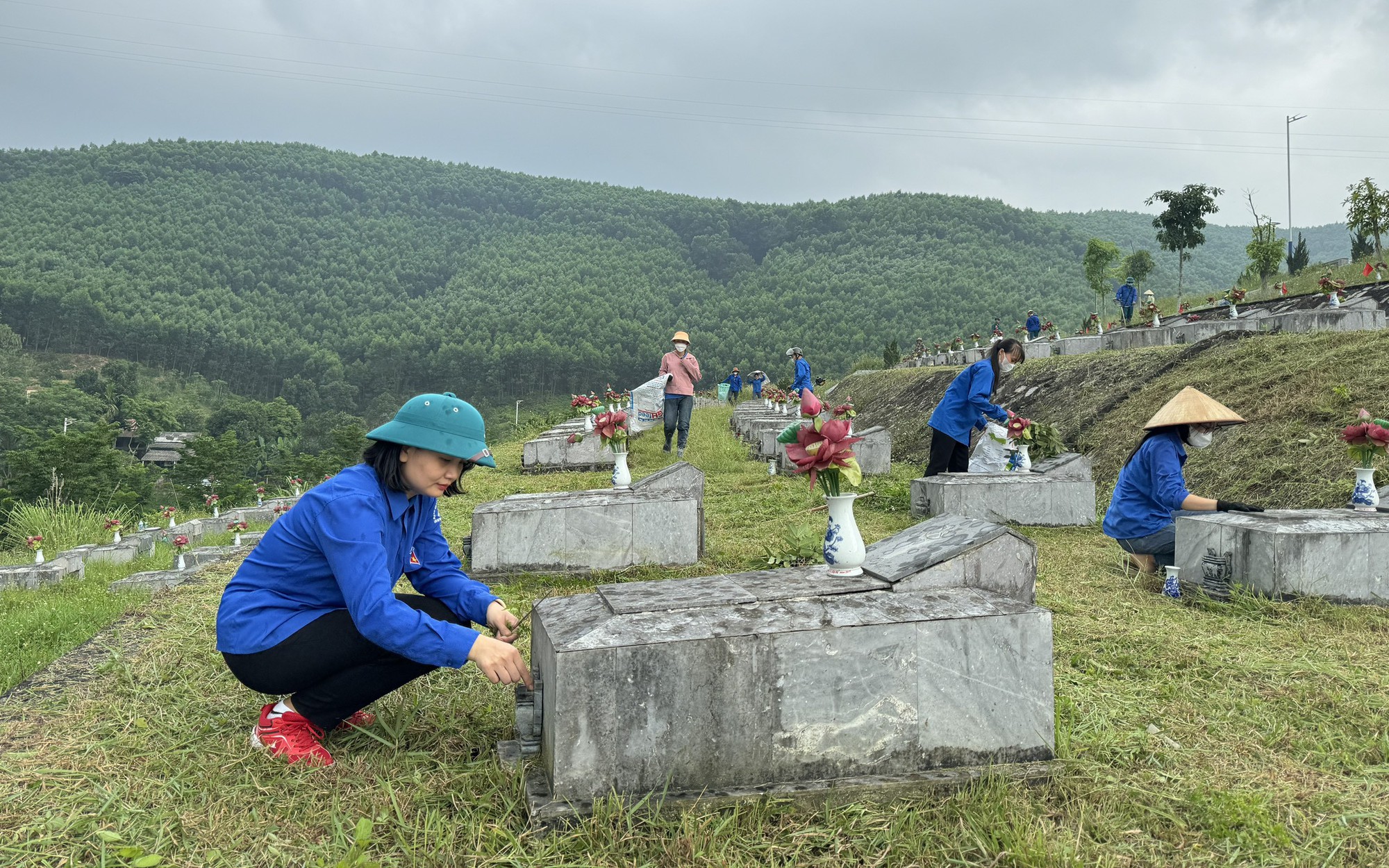 Hàng trăm đoàn viên dọn dẹp nghĩa trang, chuẩn bị đón hài cốt liệt sĩ từ Lào về đất mẹ