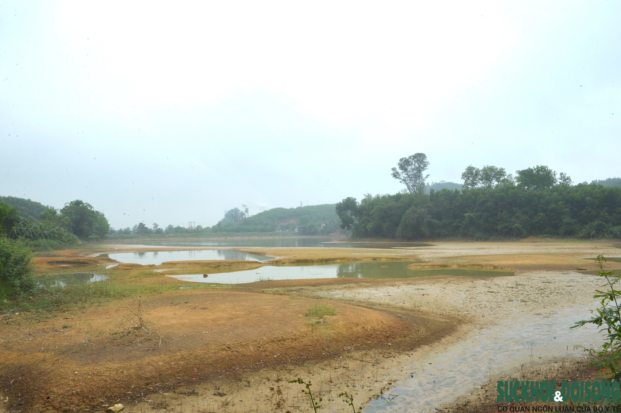 Nắng như đổ lửa, nhiều hồ chứa ở Nghệ An đã khô cạn, trơ đáy- Ảnh 3.