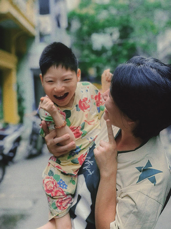 Xúc động hình ảnh diễn viên Minh Cúc tình cảm bên con gái bị bại não bước sang tuổi 14- Ảnh 7.