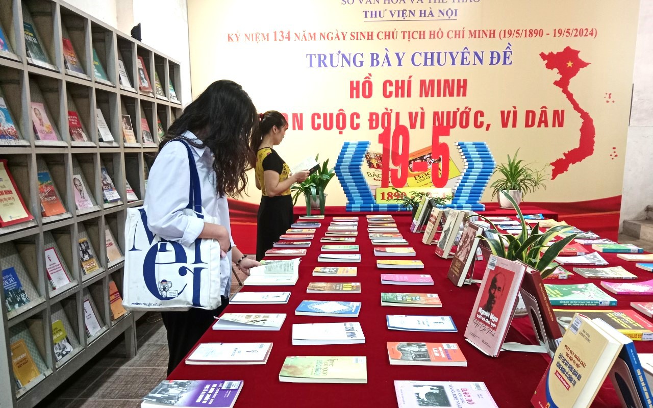 Trưng bày sách, báo kỷ niệm 134 năm Ngày sinh Chủ tịch Hồ Chí Minh