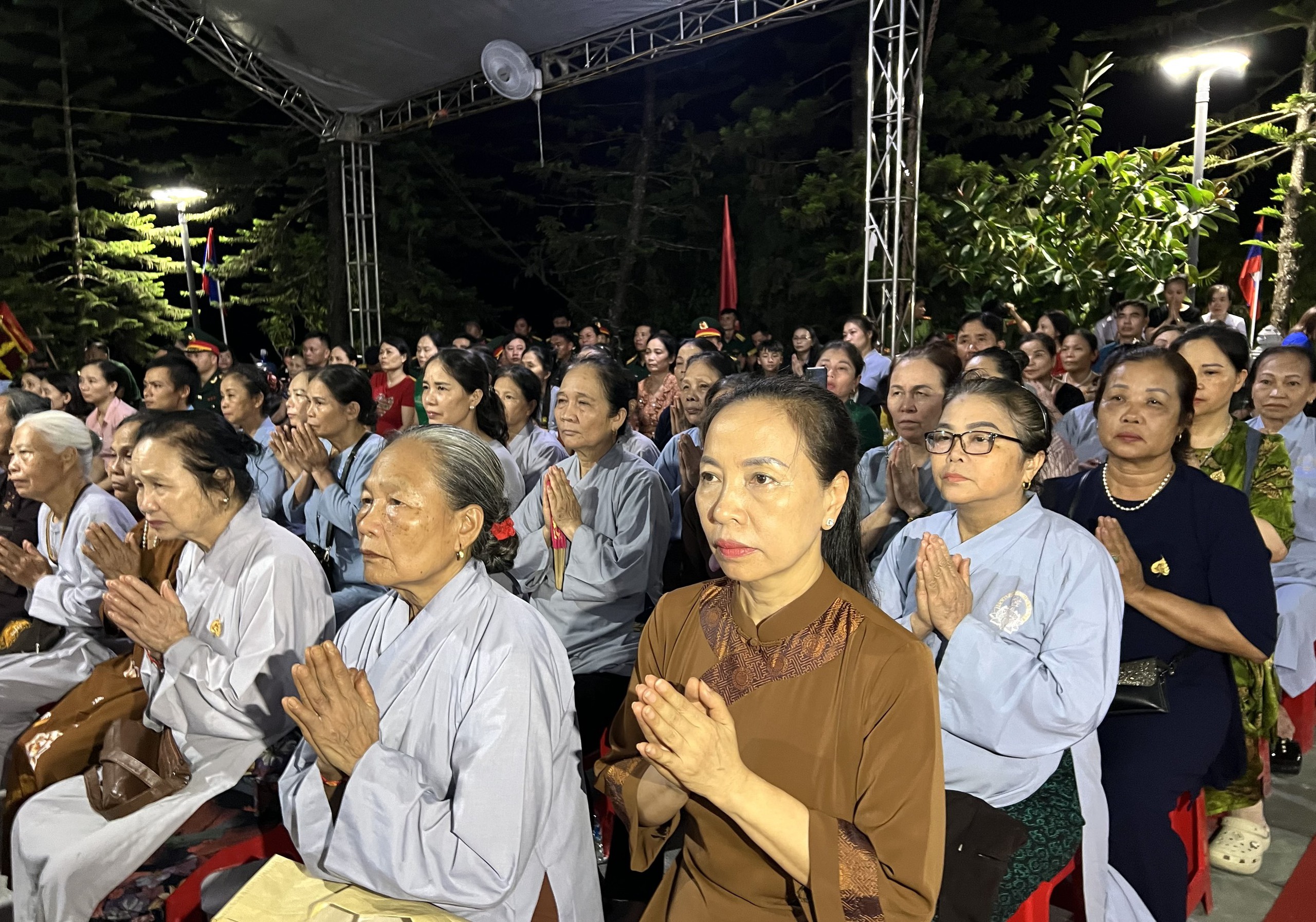 Hàng nghìn người dân Hà Tĩnh đón hài cốt liệt sĩ về đất mẹ- Ảnh 7.