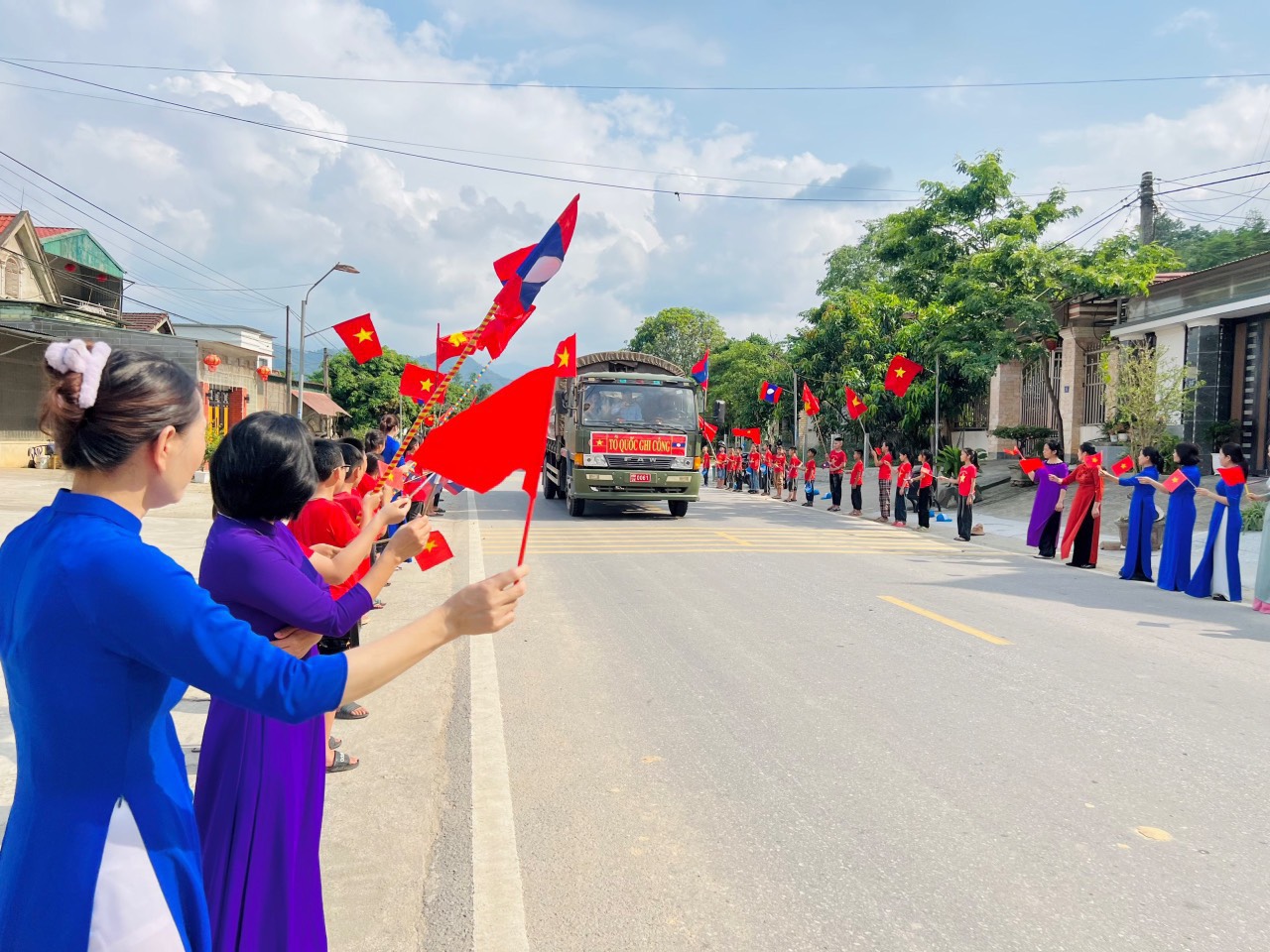 Hàng nghìn người dân Hà Tĩnh đón hài cốt liệt sĩ về đất mẹ- Ảnh 1.