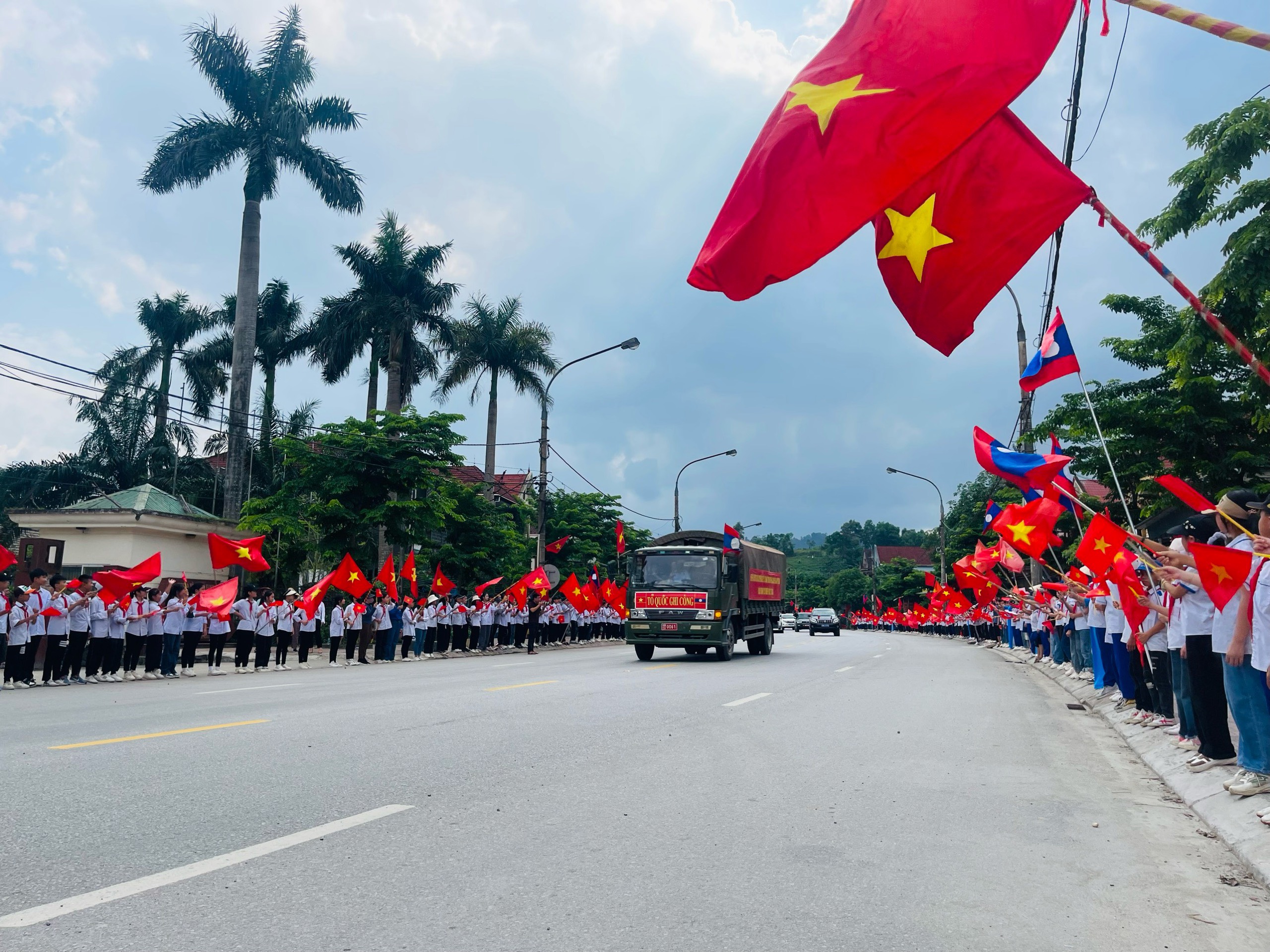 Hàng nghìn người dân Hà Tĩnh đón hài cốt liệt sĩ về đất mẹ- Ảnh 2.