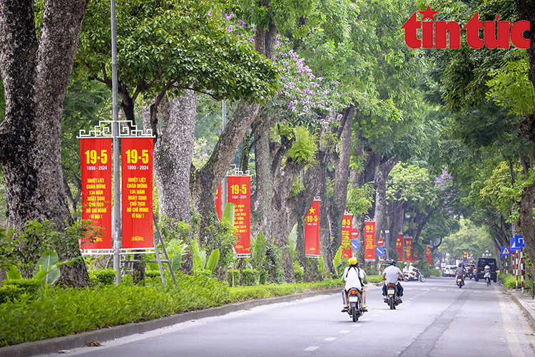 Hà Nội rực rỡ cờ hoa chào mừng kỷ niệm 134 năm ngày sinh Chủ tịch Hồ Chí Minh- Ảnh 3.