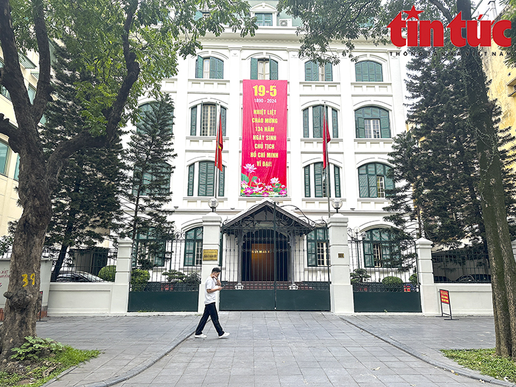 Hà Nội rực rỡ cờ hoa chào mừng kỷ niệm 134 năm ngày sinh Chủ tịch Hồ Chí Minh- Ảnh 9.