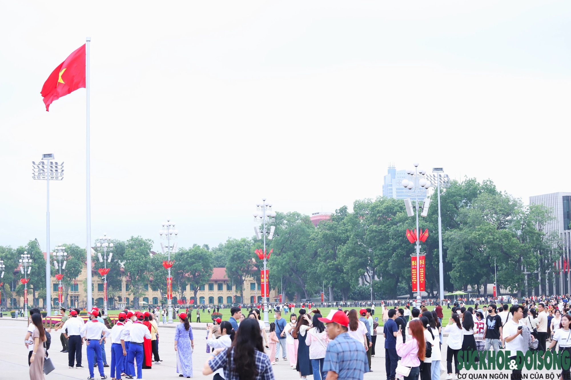 Xúc động lễ chào cờ tại quảng trường Ba Đình đúng kỷ niệm 134 năm ngày sinh Chủ tịch Hồ Chí Minh- Ảnh 2.
