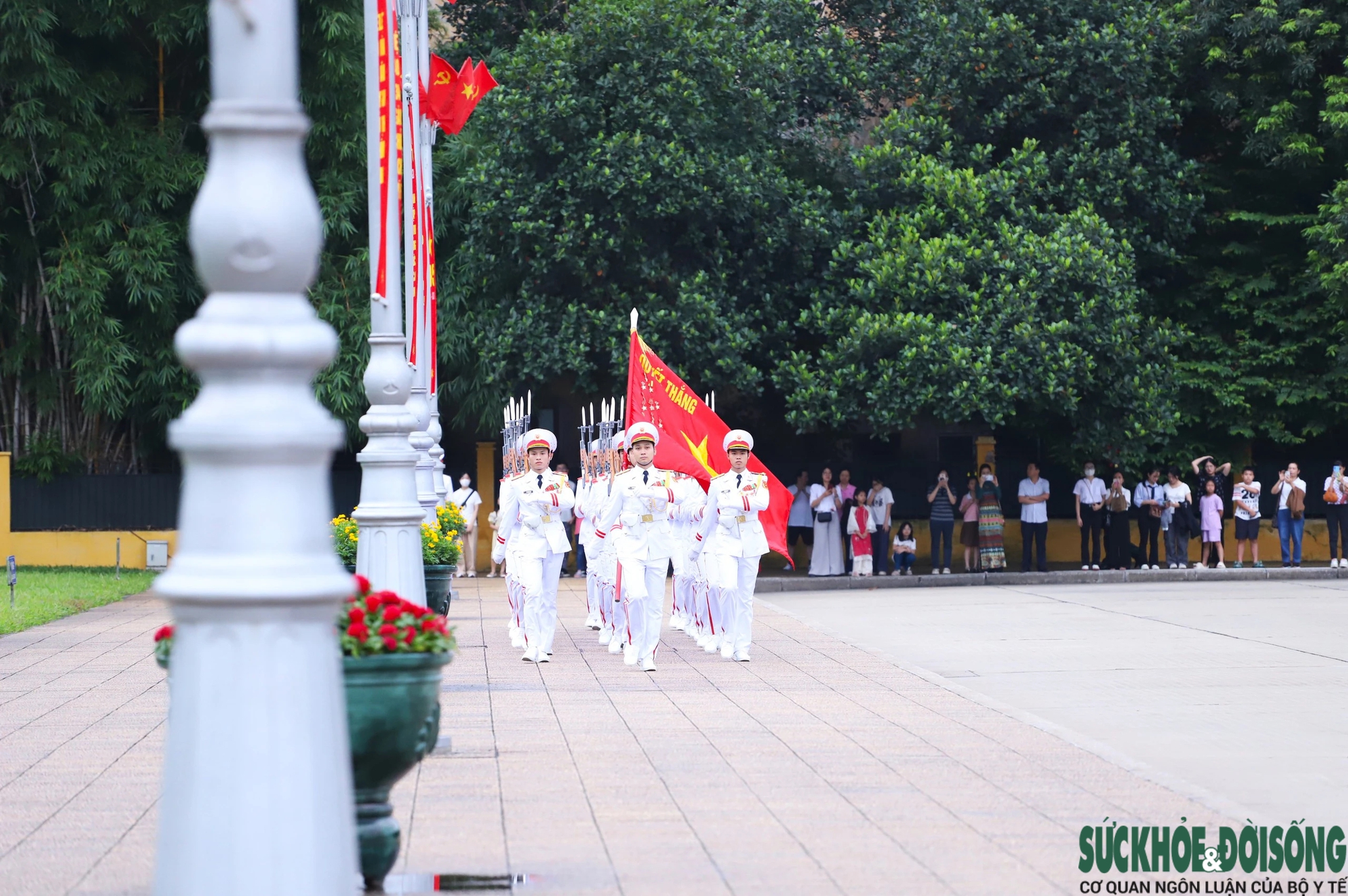Xúc động lễ chào cờ tại quảng trường Ba Đình đúng kỷ niệm 134 năm ngày sinh Chủ tịch Hồ Chí Minh- Ảnh 9.