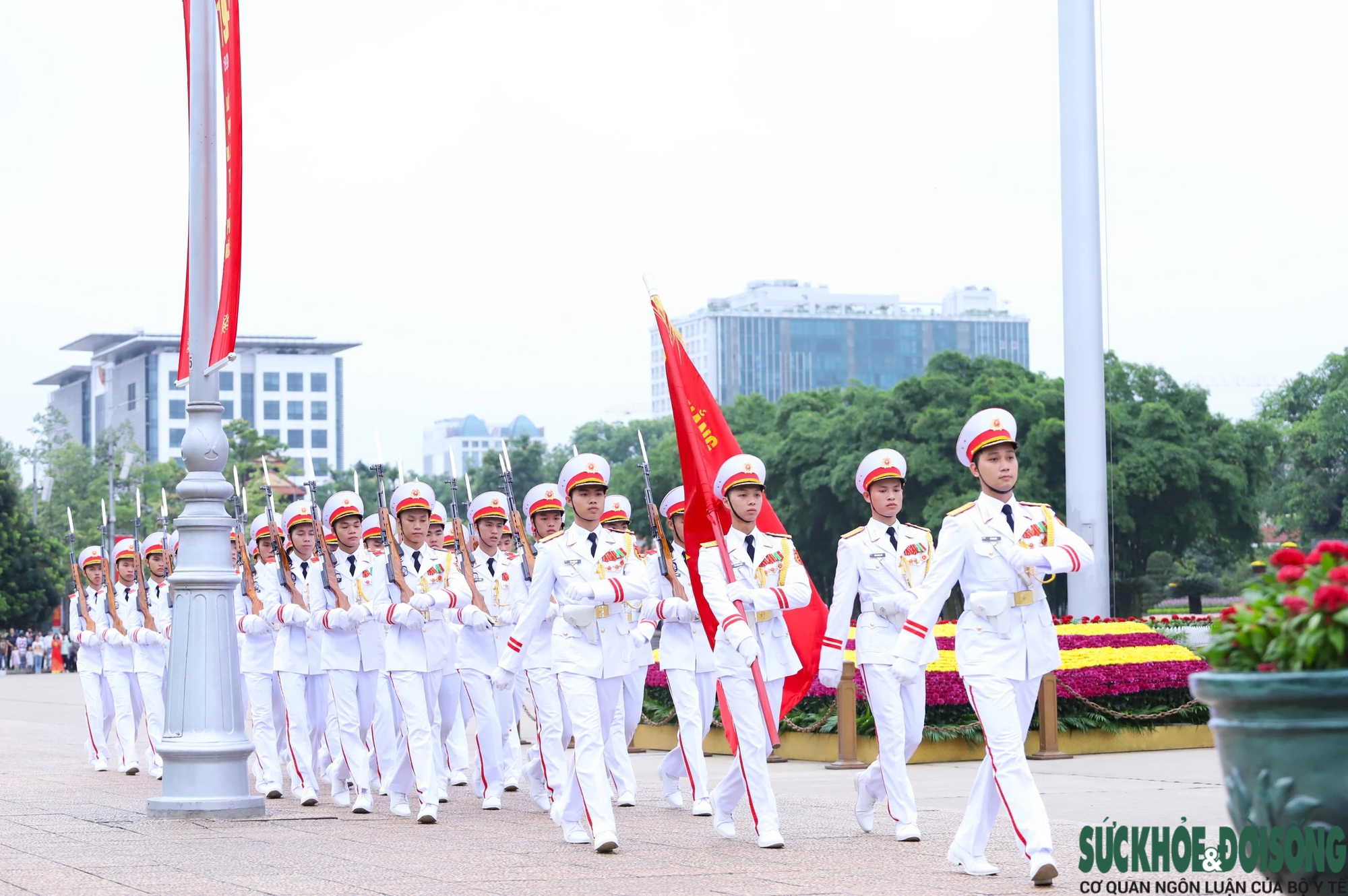 Xúc động lễ chào cờ tại quảng trường Ba Đình đúng kỷ niệm 134 năm ngày sinh Chủ tịch Hồ Chí Minh- Ảnh 10.