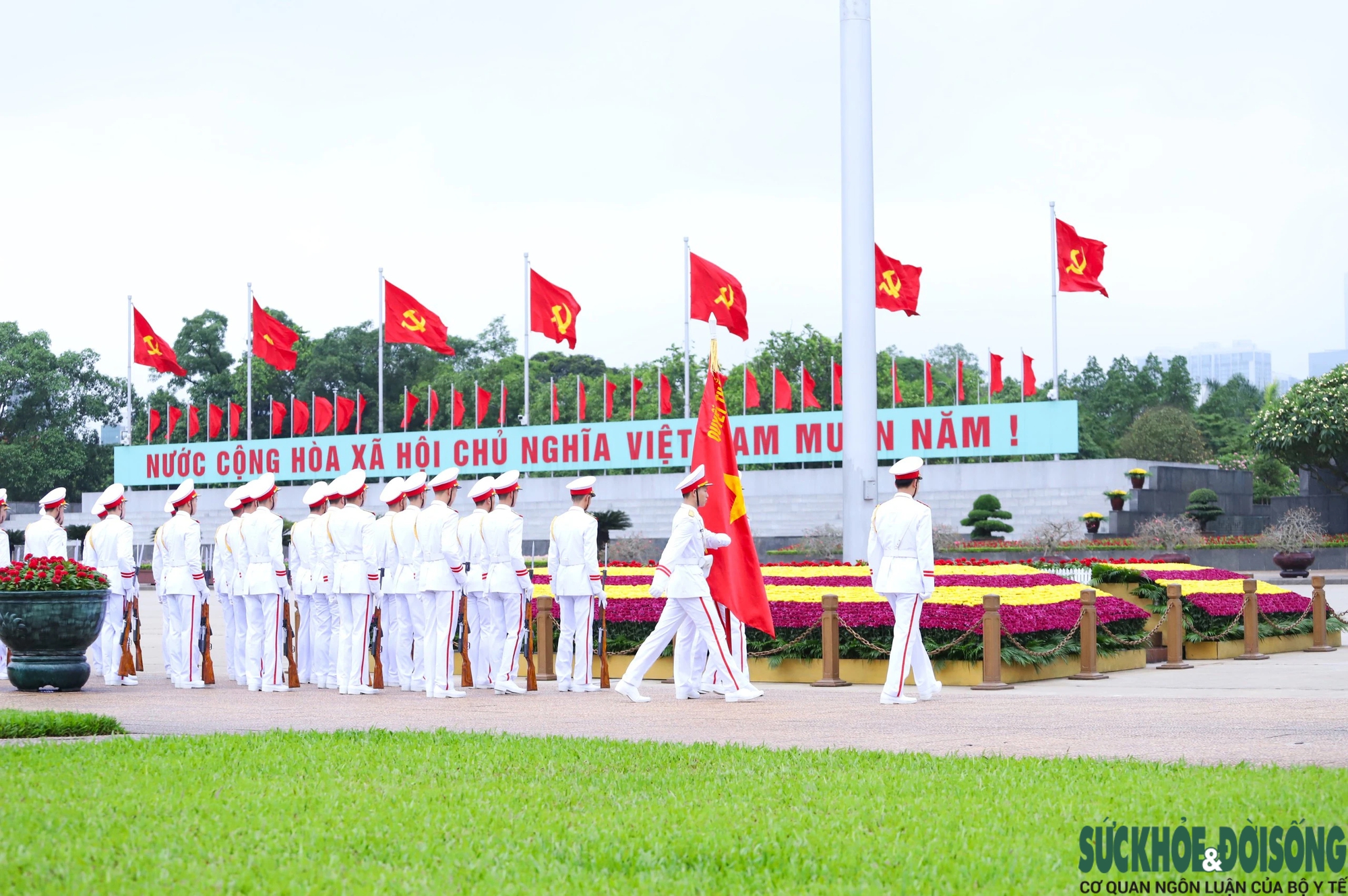 Xúc động lễ chào cờ tại quảng trường Ba Đình đúng kỷ niệm 134 năm ngày sinh Chủ tịch Hồ Chí Minh- Ảnh 11.