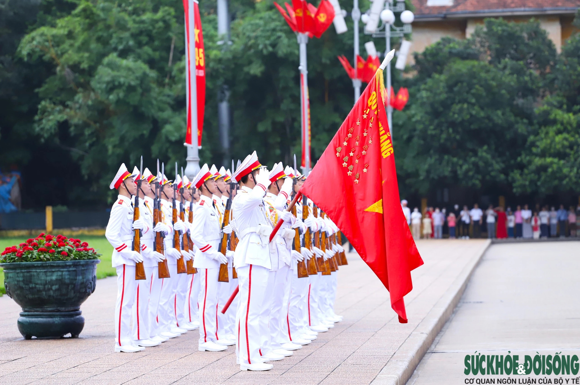 Xúc động lễ chào cờ tại quảng trường Ba Đình đúng kỷ niệm 134 năm ngày sinh Chủ tịch Hồ Chí Minh- Ảnh 12.