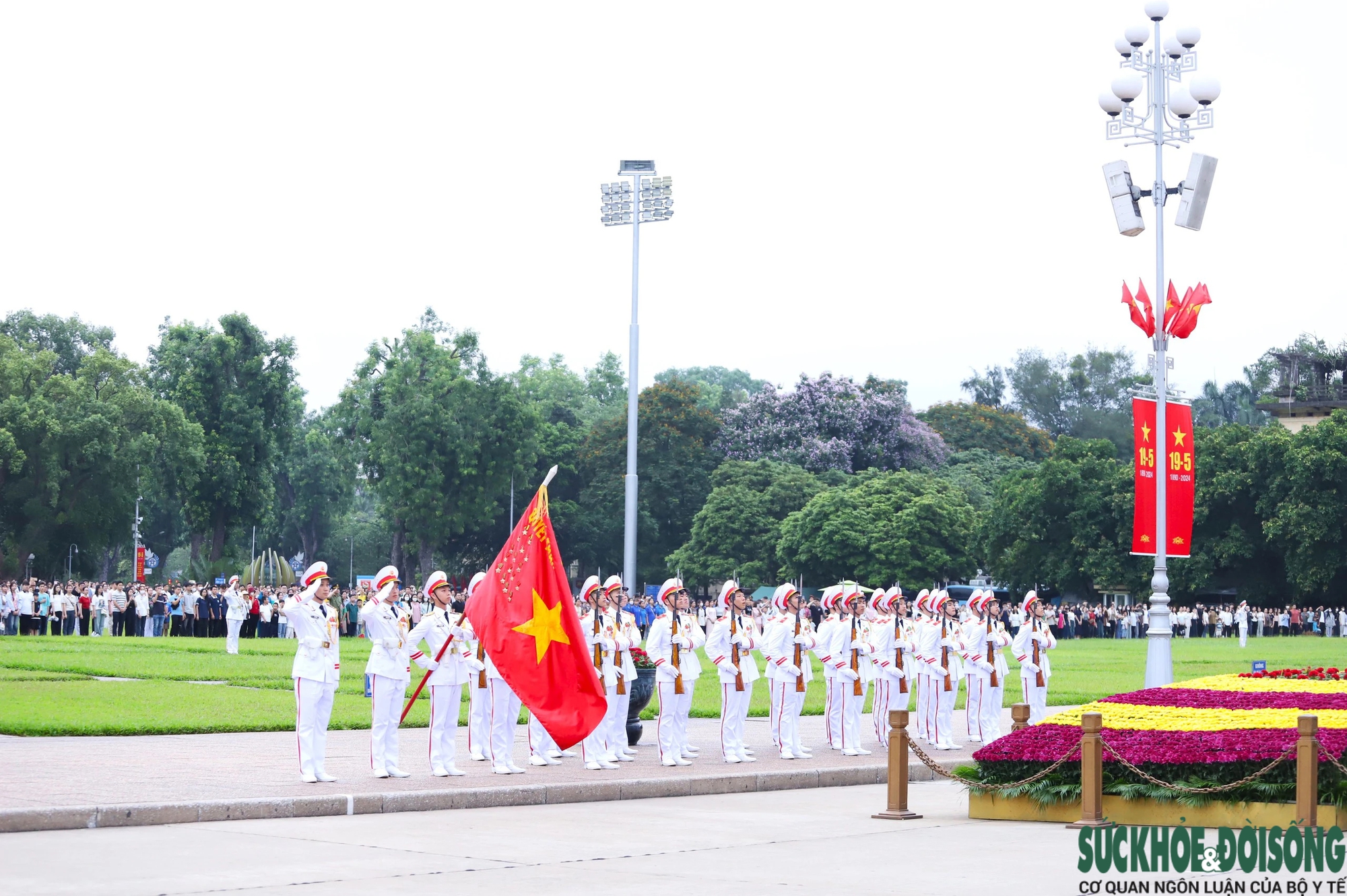 Xúc động lễ chào cờ tại quảng trường Ba Đình đúng kỷ niệm 134 năm ngày sinh Chủ tịch Hồ Chí Minh- Ảnh 13.