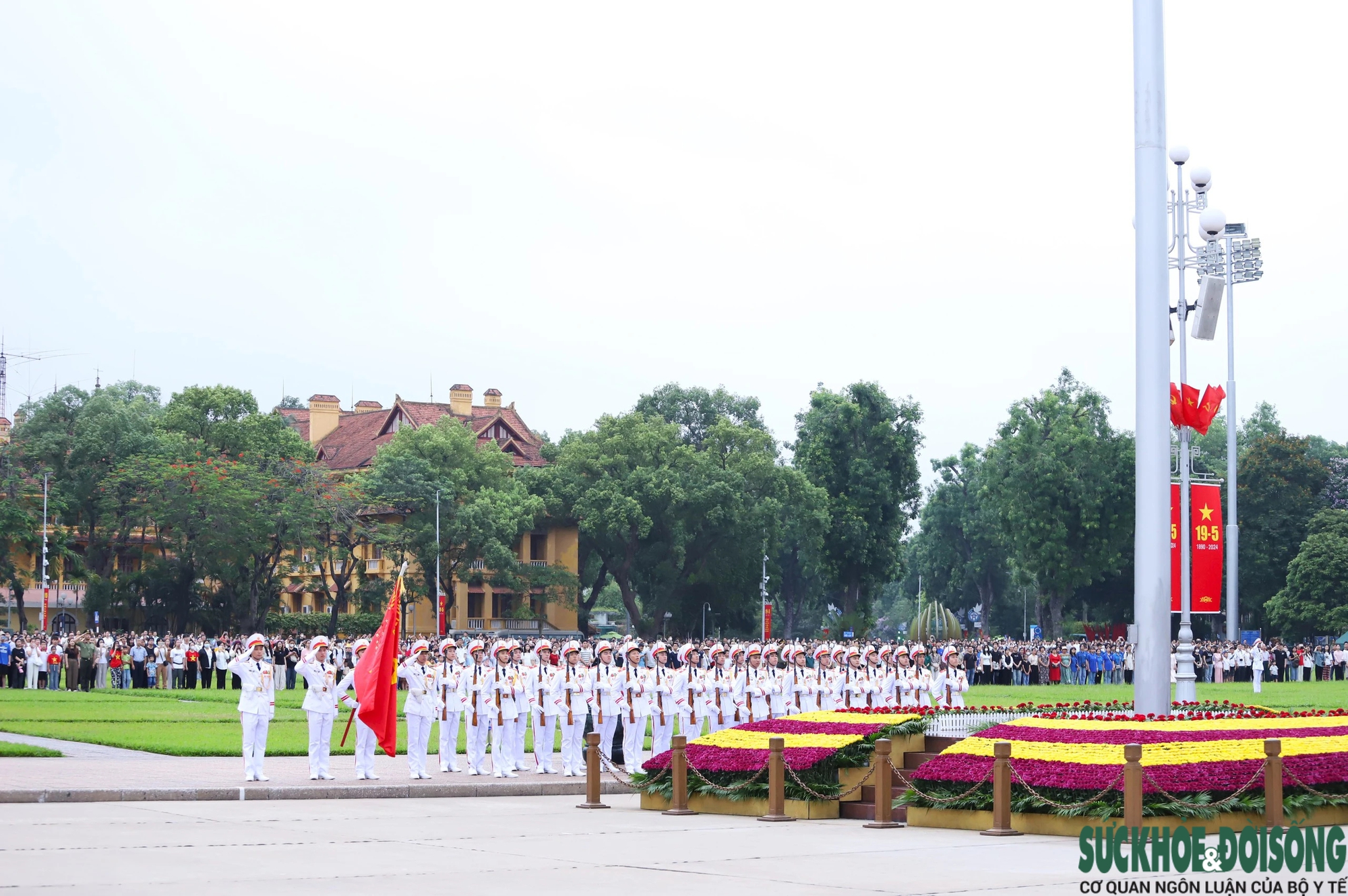Xúc động lễ chào cờ tại quảng trường Ba Đình đúng kỷ niệm 134 năm ngày sinh Chủ tịch Hồ Chí Minh- Ảnh 14.