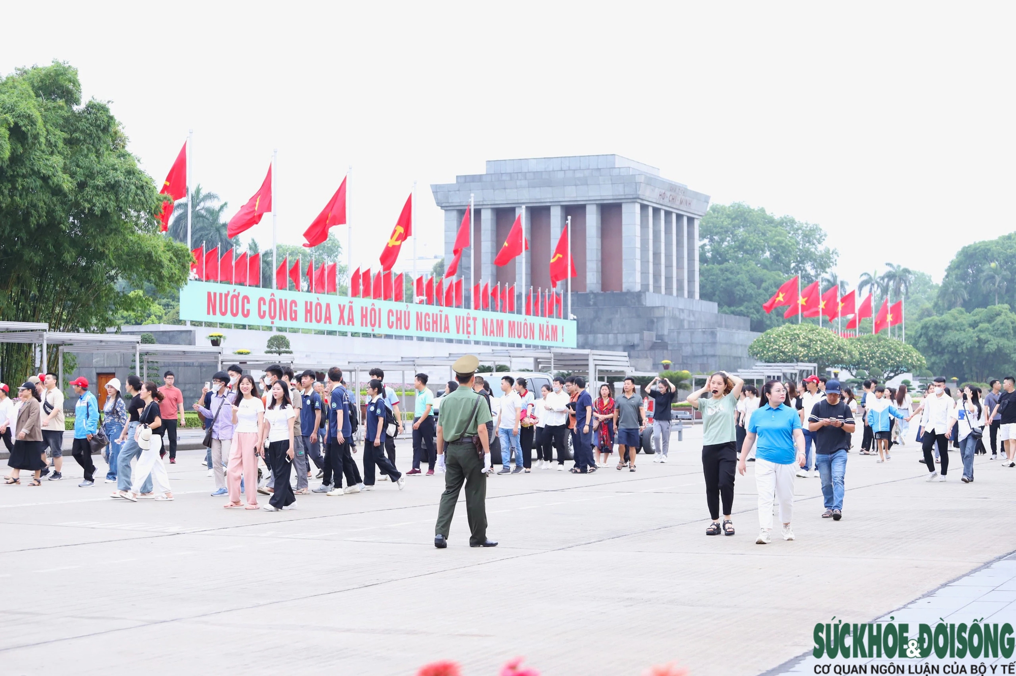 Xúc động lễ chào cờ tại quảng trường Ba Đình đúng kỷ niệm 134 năm ngày sinh Chủ tịch Hồ Chí Minh- Ảnh 17.