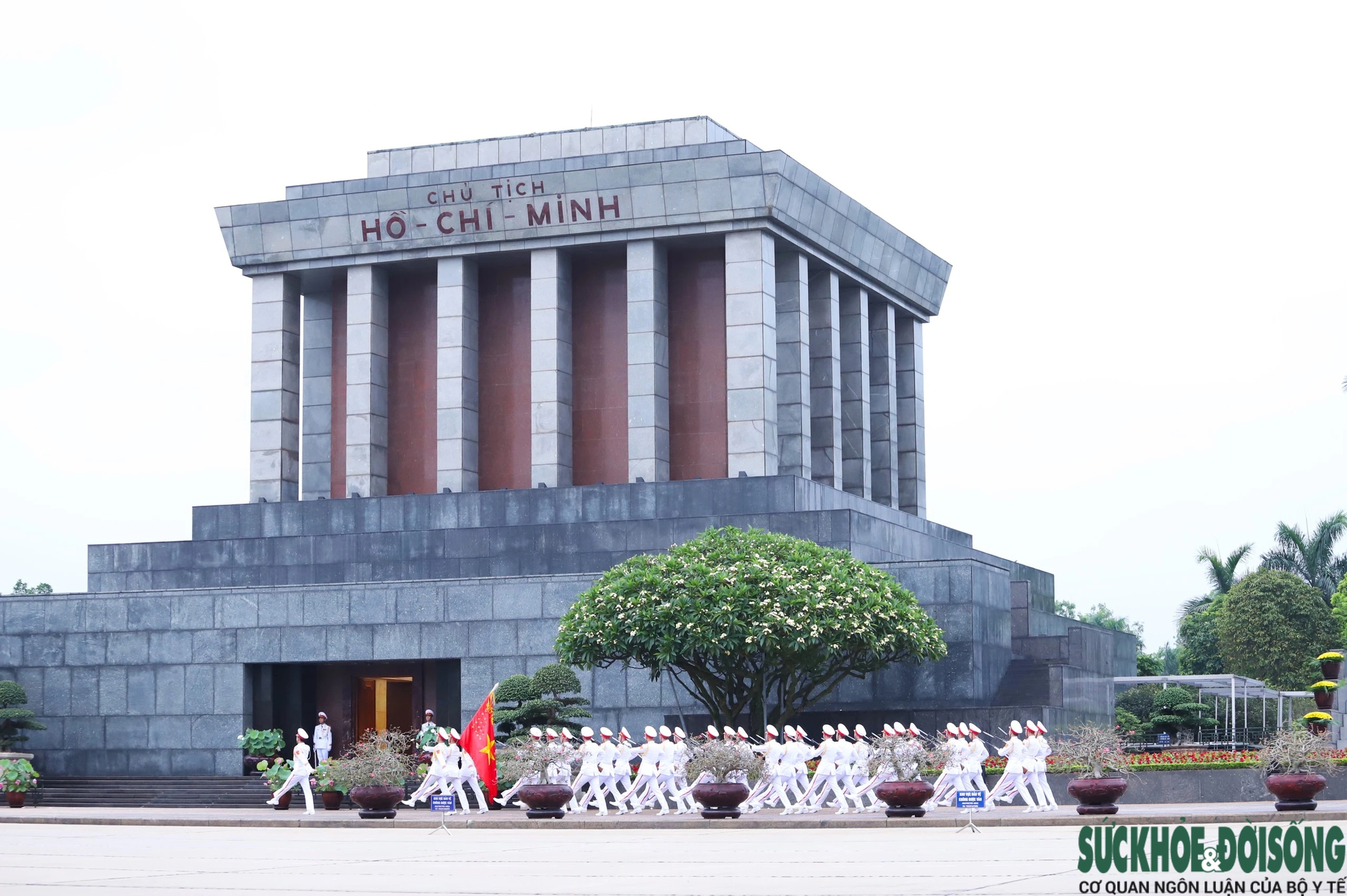 Xúc động lễ chào cờ tại quảng trường Ba Đình đúng kỷ niệm 134 năm ngày sinh Chủ tịch Hồ Chí Minh- Ảnh 18.