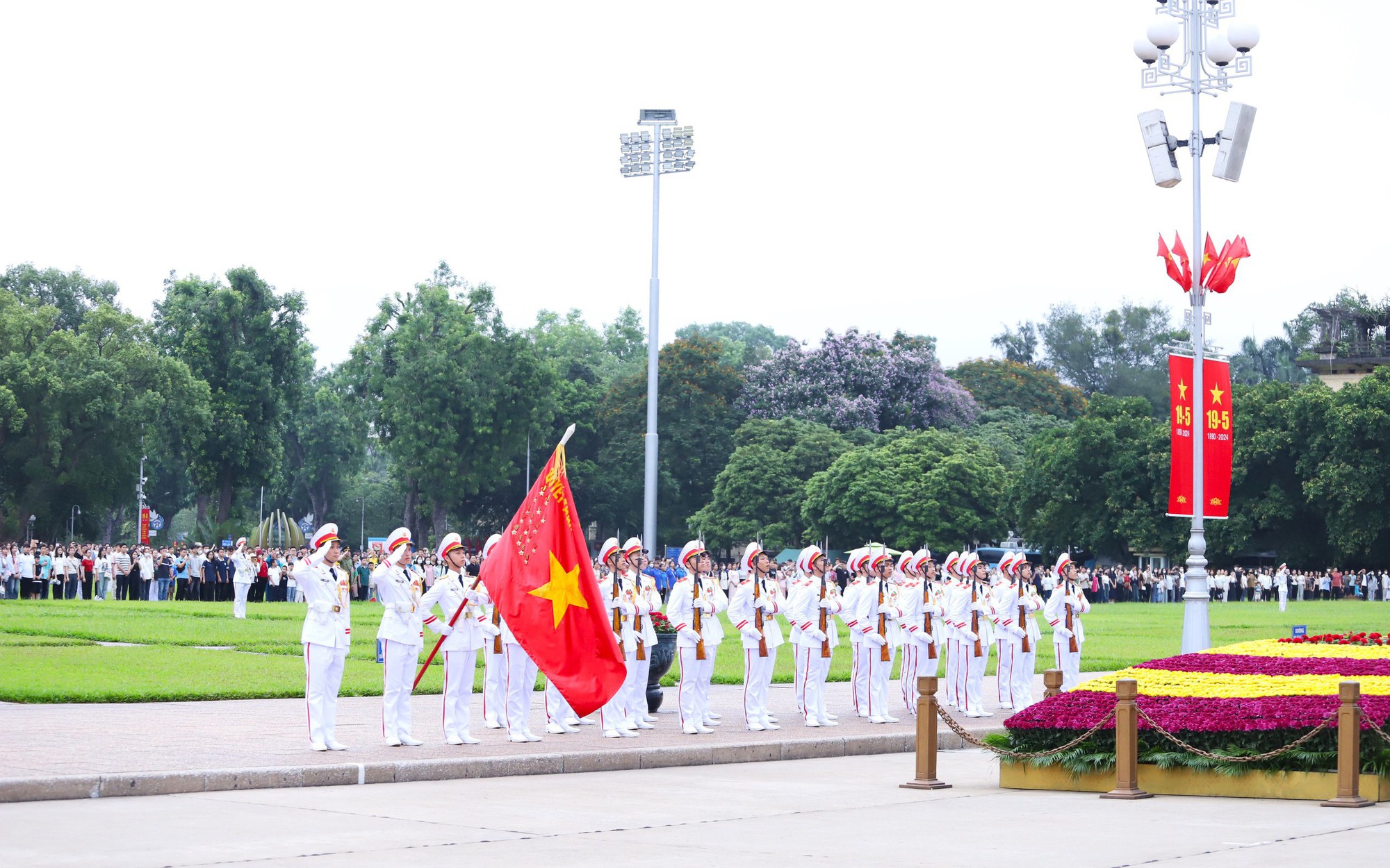 Xúc động lễ chào cờ tại quảng trường Ba Đình đúng kỷ niệm 134 năm ngày sinh Chủ tịch Hồ Chí Minh