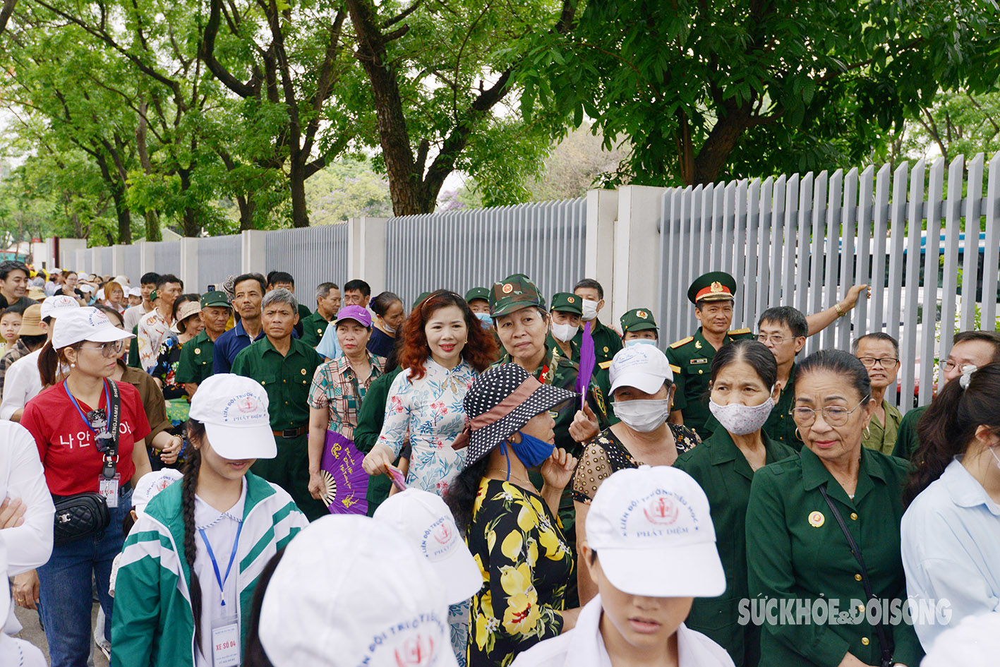 Hàng vạn người dân xếp hàng vào Lăng viếng Bác nhân kỷ niệm 134 năm sinh nhật Người- Ảnh 4.