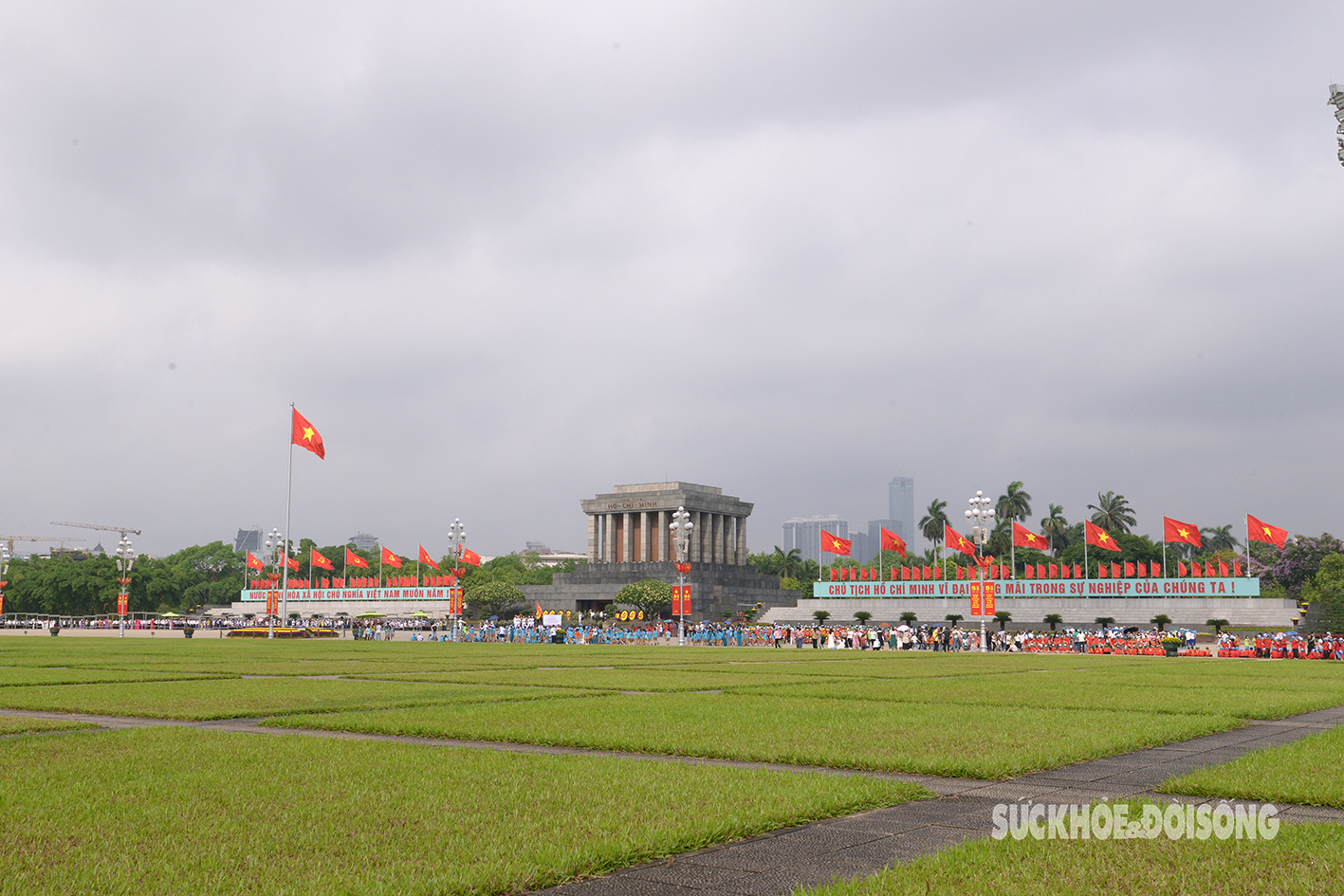 Hàng vạn người dân xếp hàng vào Lăng viếng Bác nhân kỷ niệm 134 năm sinh nhật Người- Ảnh 1.