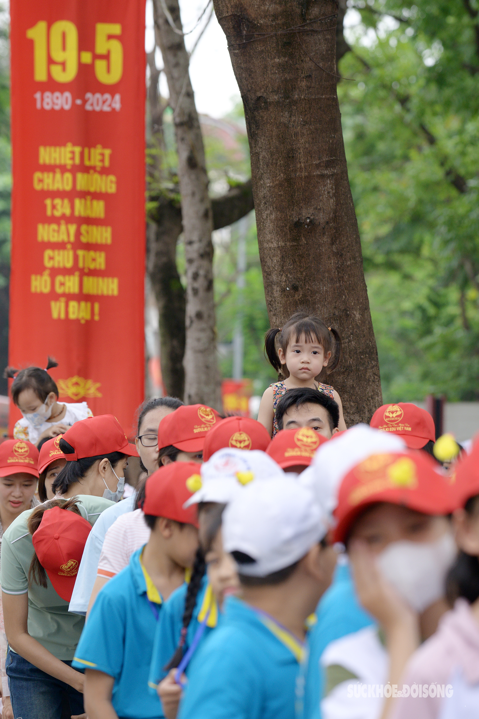 Hàng vạn người dân xếp hàng vào Lăng viếng Bác nhân kỷ niệm 134 năm sinh nhật Người- Ảnh 11.