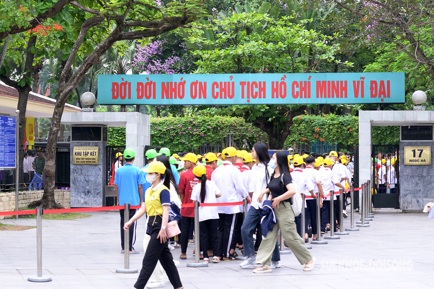 Hàng vạn người dân xếp hàng vào Lăng viếng Bác nhân kỷ niệm 134 năm sinh nhật Người- Ảnh 10.