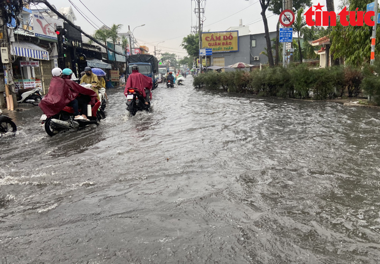 TP Hồ Chí Minh tiếp tục mưa lớn, nhiều tuyến đường mênh mông biển nước- Ảnh 6.