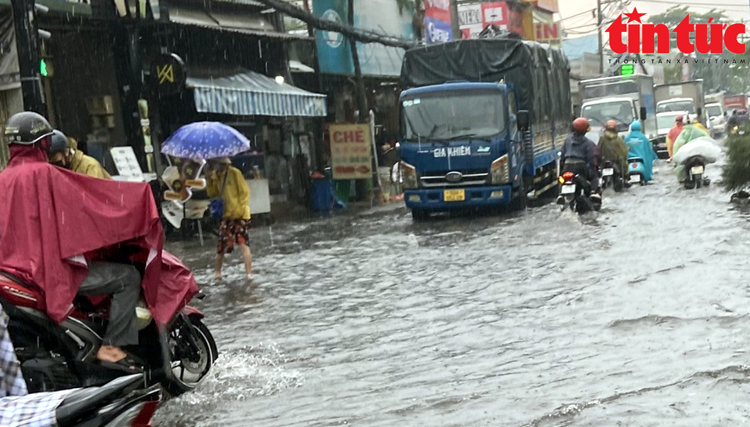 TP Hồ Chí Minh tiếp tục mưa lớn, nhiều tuyến đường mênh mông biển nước- Ảnh 5.