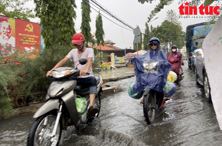 TP Hồ Chí Minh tiếp tục mưa lớn, nhiều tuyến đường mênh mông biển nước- Ảnh 4.