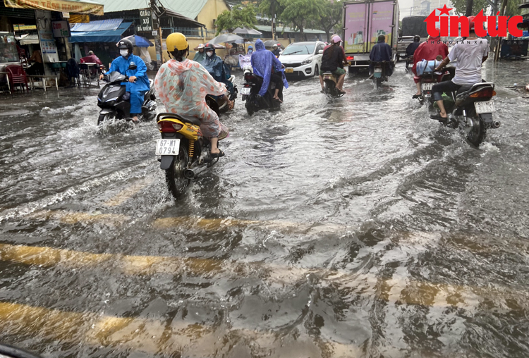 TP Hồ Chí Minh tiếp tục mưa lớn, nhiều tuyến đường mênh mông biển nước- Ảnh 2.