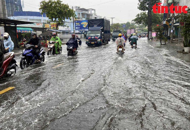 TP Hồ Chí Minh tiếp tục mưa lớn, nhiều tuyến đường mênh mông biển nước- Ảnh 1.
