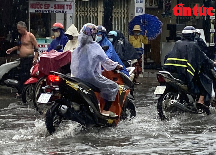 TP Hồ Chí Minh tiếp tục mưa lớn, nhiều tuyến đường mênh mông biển nước- Ảnh 3.