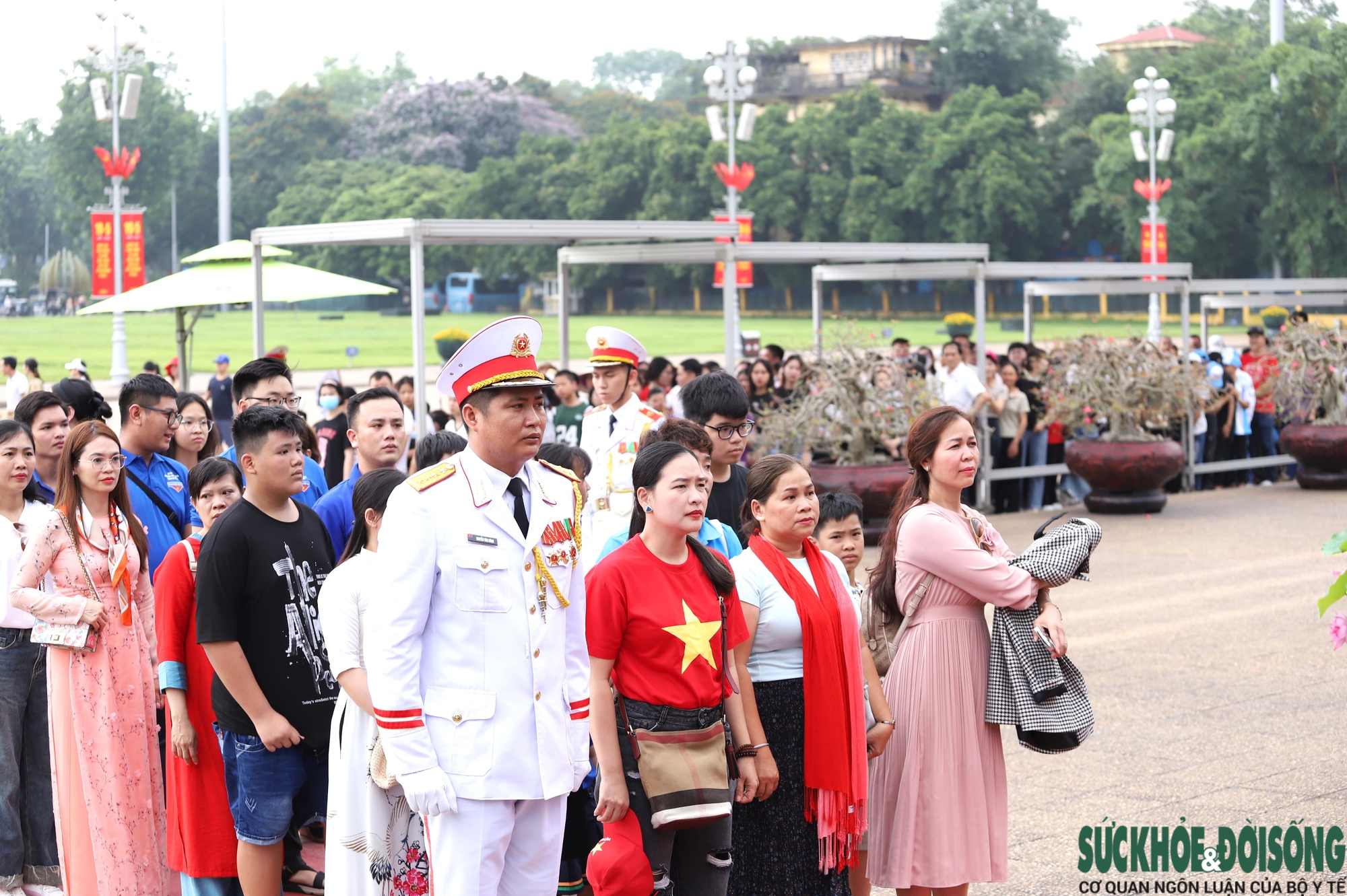 Hàng ngàn người dân xếp hàng dài vào Lăng viếng Chủ tịch Hồ Chí Minh- Ảnh 20.