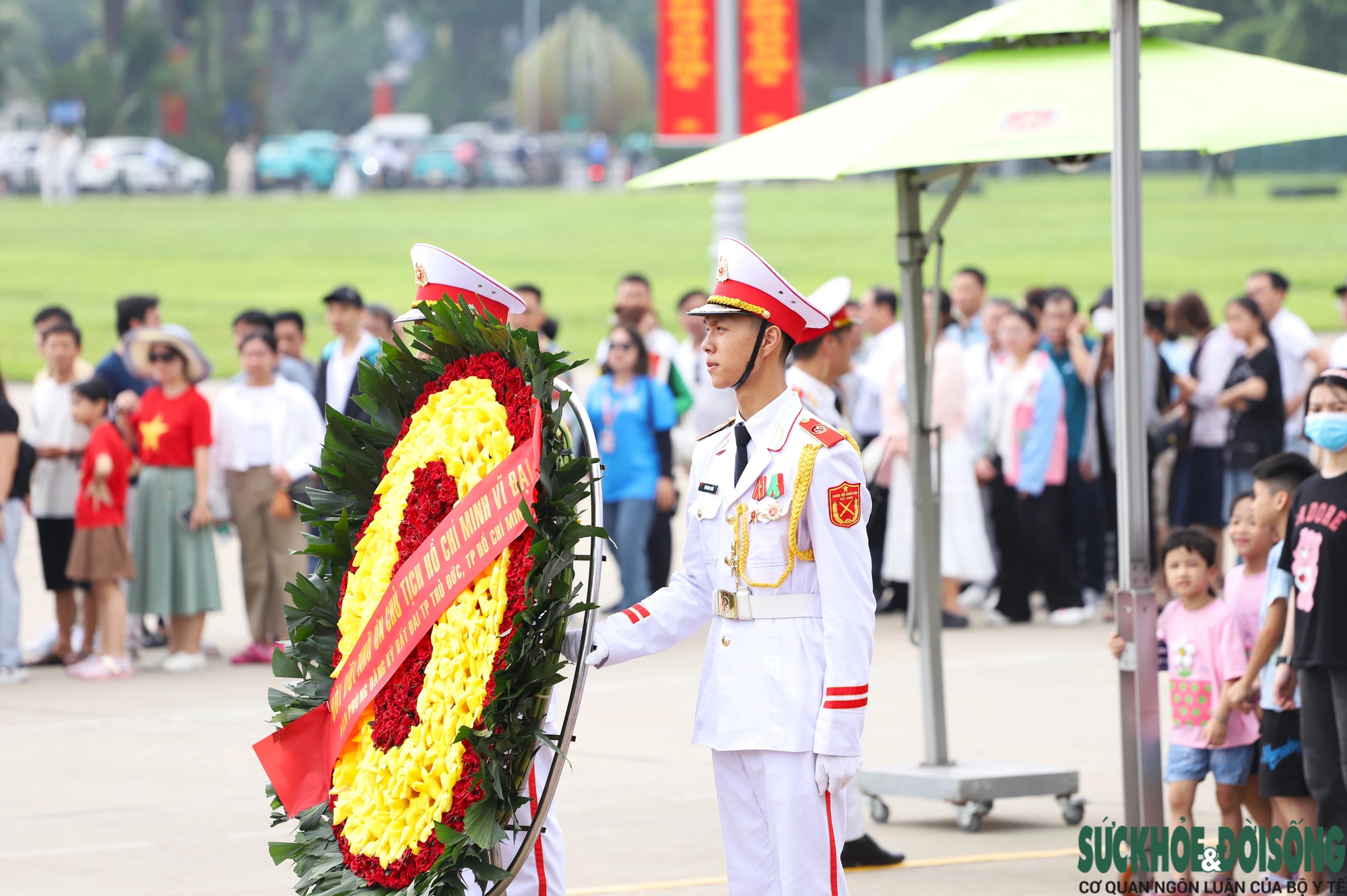 Hàng ngàn người dân xếp hàng dài vào Lăng viếng Chủ tịch Hồ Chí Minh- Ảnh 21.