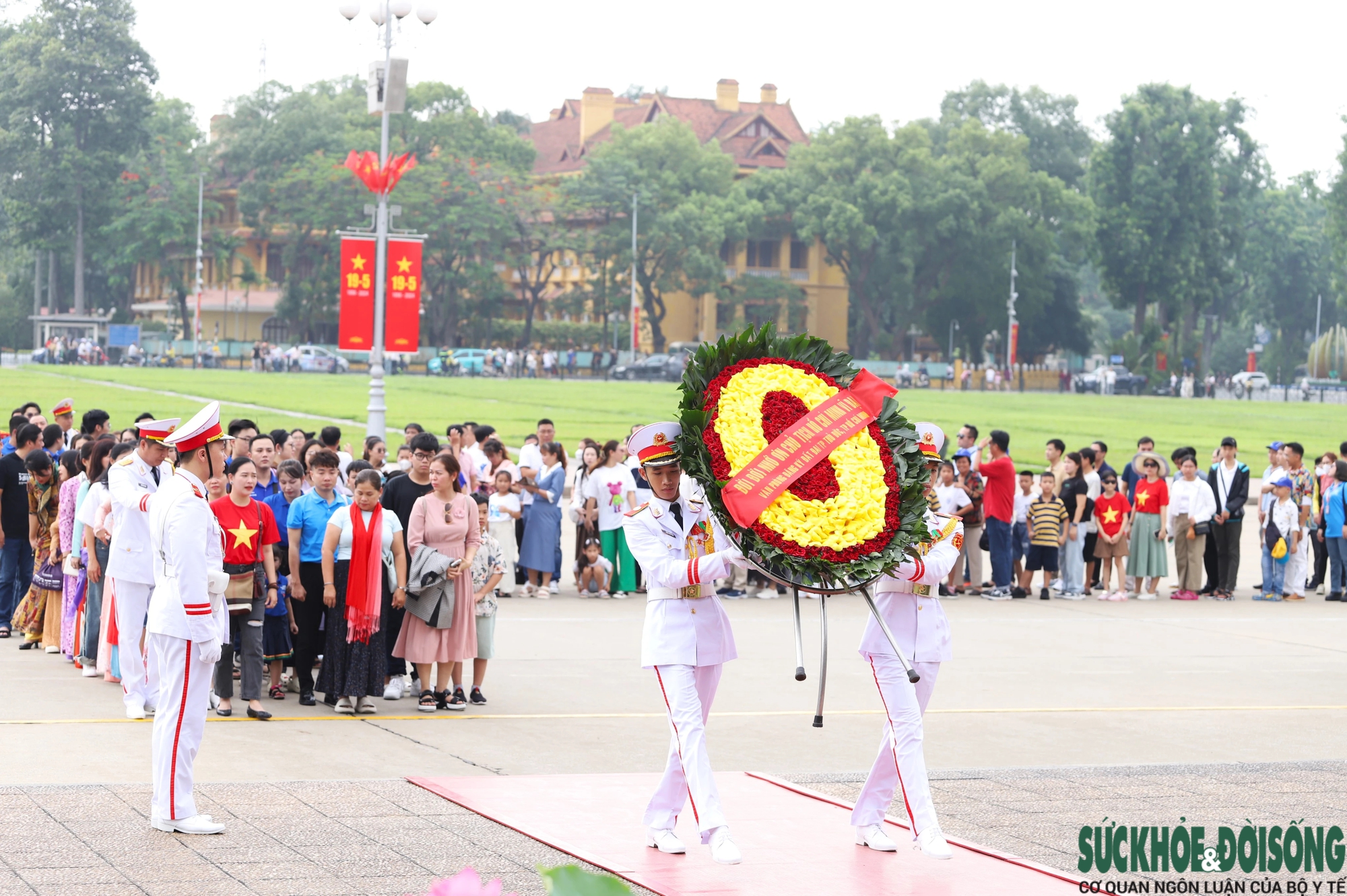 Hàng ngàn người dân xếp hàng dài vào Lăng viếng Chủ tịch Hồ Chí Minh- Ảnh 22.