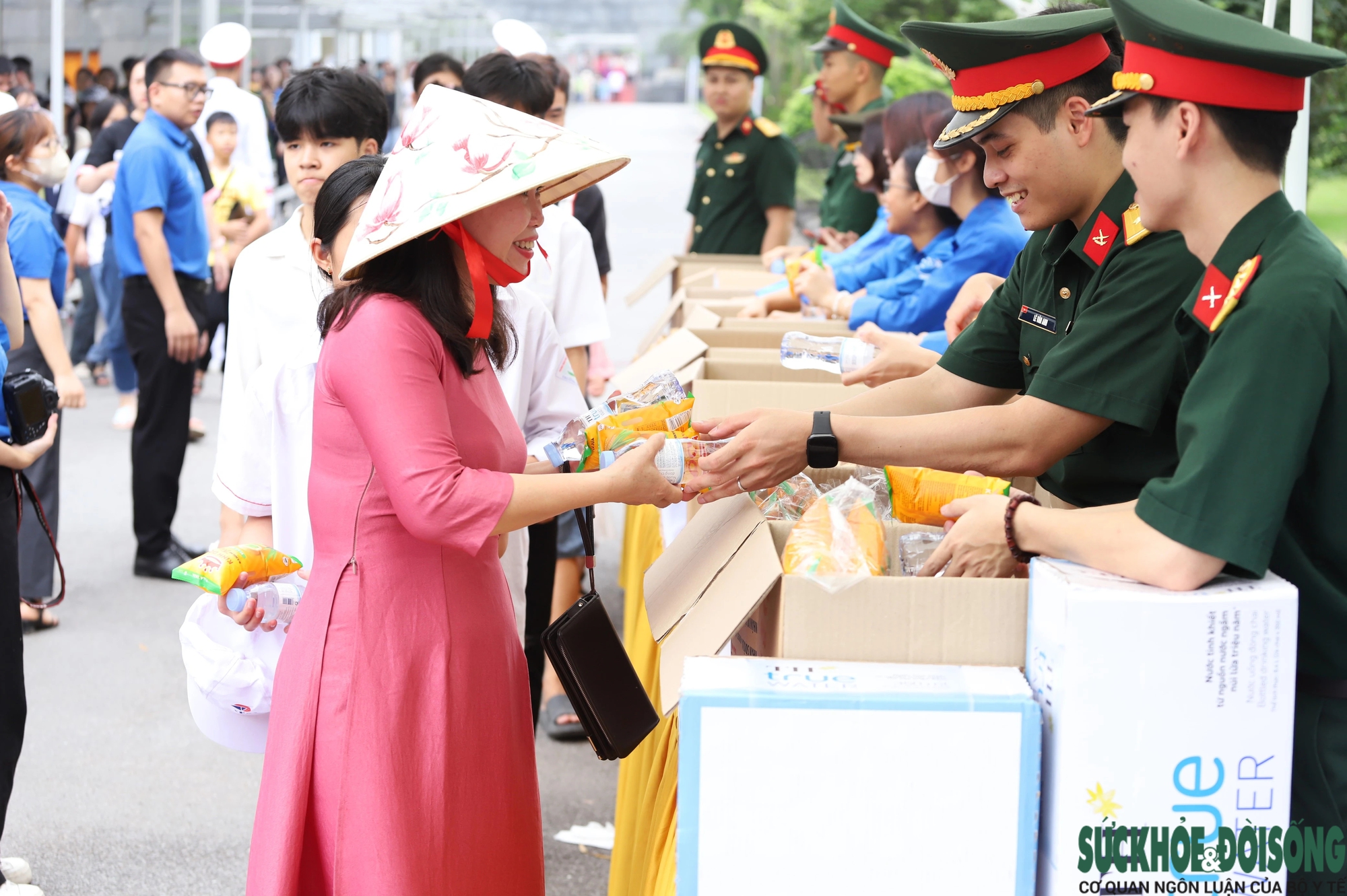 Hàng ngàn người dân xếp hàng dài vào Lăng viếng Chủ tịch Hồ Chí Minh- Ảnh 26.