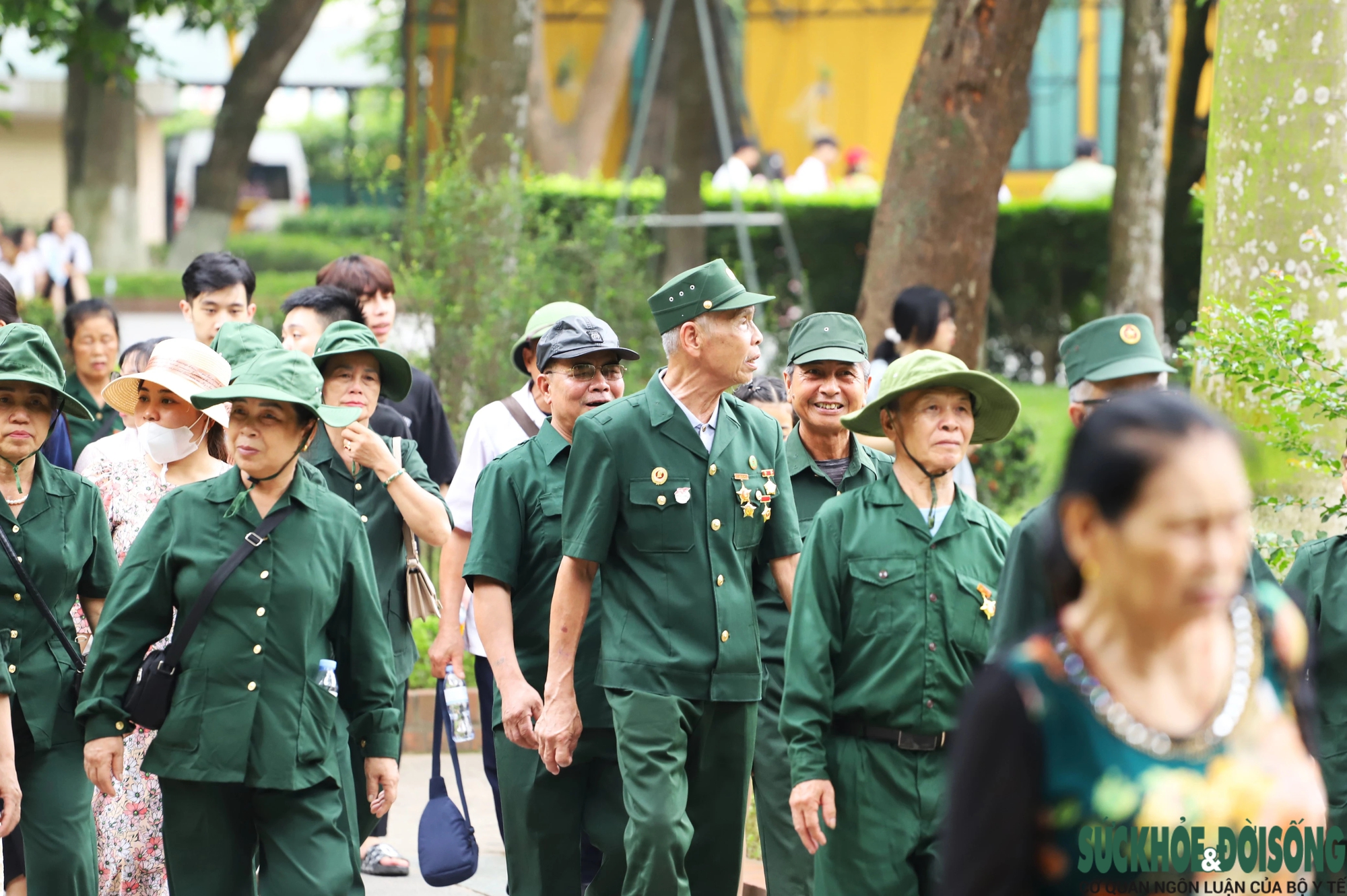 Hàng ngàn người dân xếp hàng dài vào Lăng viếng Chủ tịch Hồ Chí Minh- Ảnh 27.