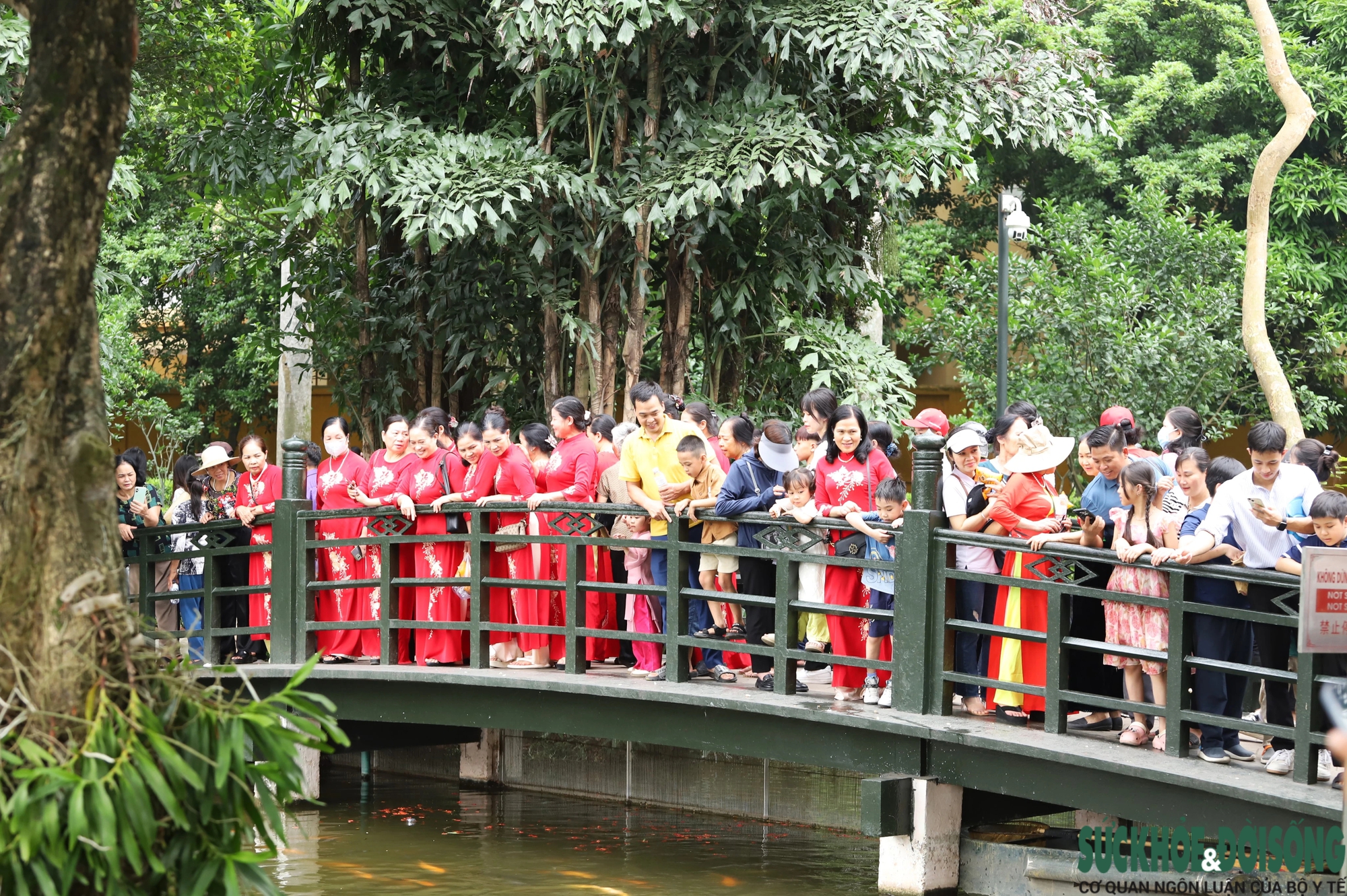 Hàng ngàn người dân xếp hàng dài vào Lăng viếng Chủ tịch Hồ Chí Minh- Ảnh 29.