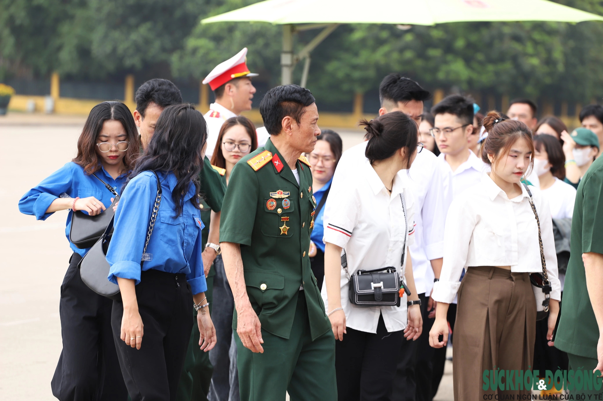 Hàng ngàn người dân xếp hàng dài vào Lăng viếng Chủ tịch Hồ Chí Minh- Ảnh 18.