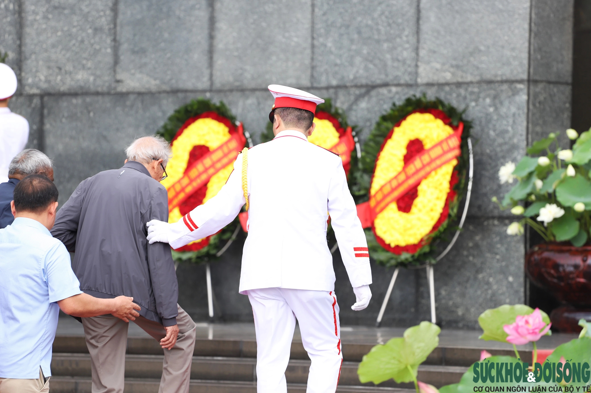Hàng ngàn người dân xếp hàng dài vào Lăng viếng Chủ tịch Hồ Chí Minh- Ảnh 19.