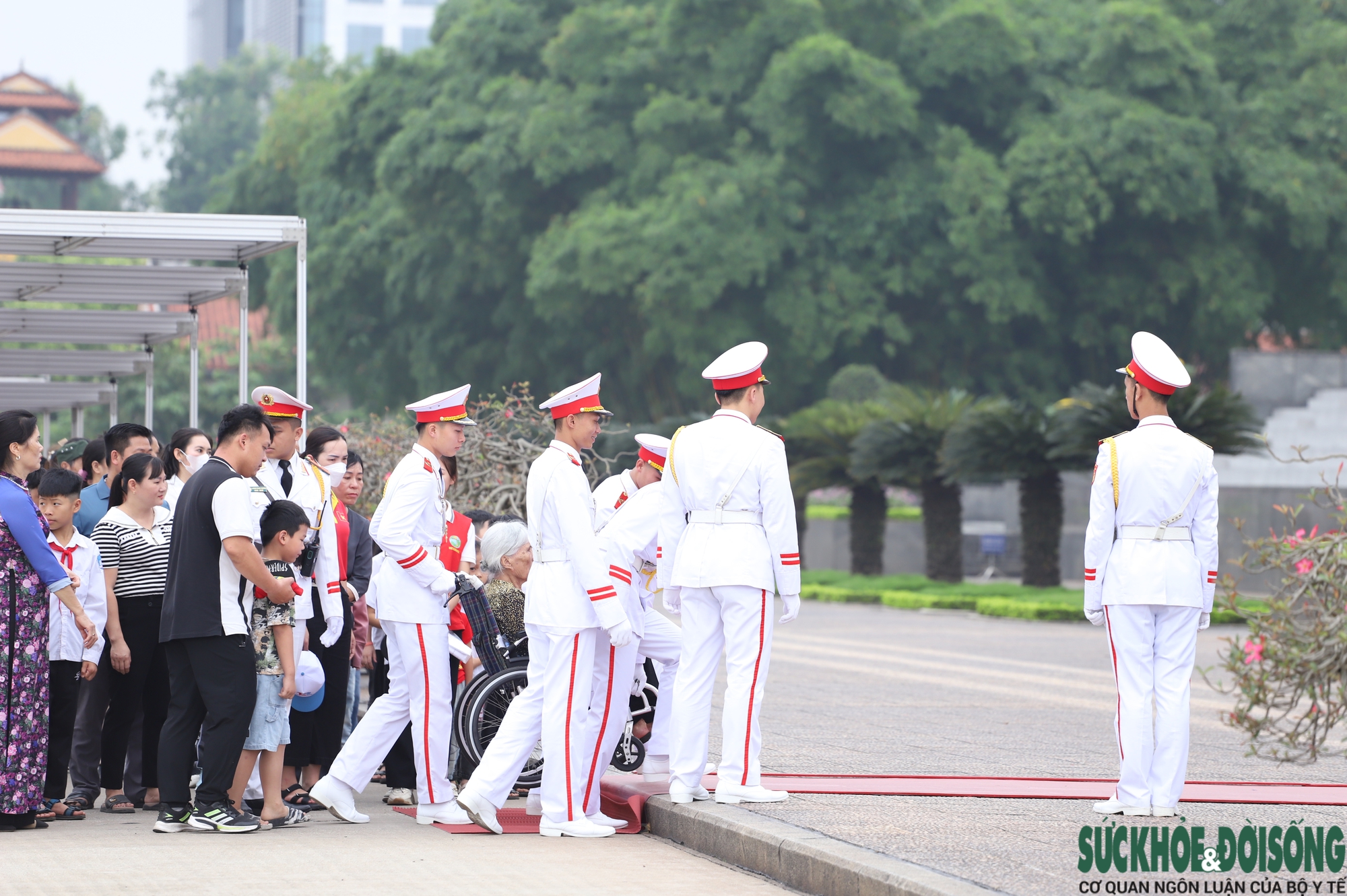 Hàng ngàn người dân xếp hàng dài vào Lăng viếng Chủ tịch Hồ Chí Minh- Ảnh 15.